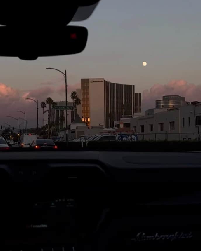 ソン・トゥンM-TPのインスタグラム：「Finally, I’m here….  🕊 Los Angeles… Please treat me well …!!! 🌻」