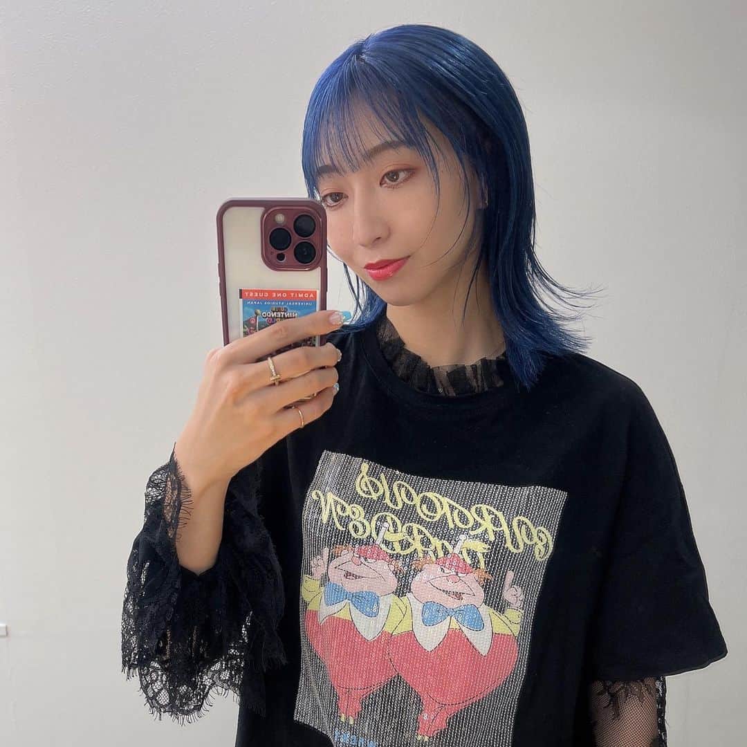 輝生かなでさんのインスタグラム写真 - (輝生かなでInstagram)「髪色あおいちゃんです🦋🌧  #青髪 #ブルーヘアー #韓国ヘア #韓国カラー」3月8日 22時13分 - kio_kanade