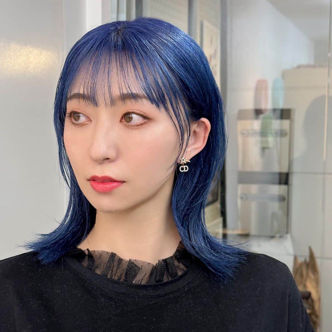 輝生かなでのインスタグラム：「髪色あおいちゃんです🦋🌧  #青髪 #ブルーヘアー #韓国ヘア #韓国カラー」
