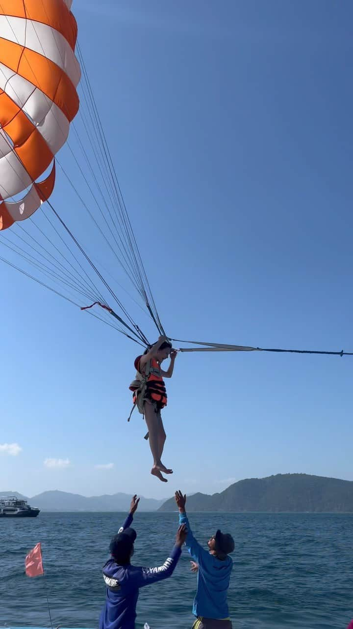 福岡みなみのインスタグラム：「よく分かんないまま飛ばされた🚤⛱ パラセイリングって言うらしい」