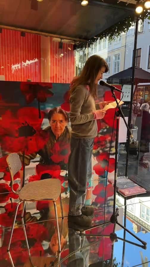マッツノーガードのインスタグラム：「@emma_rosenzweig performing spoken word ❤️」