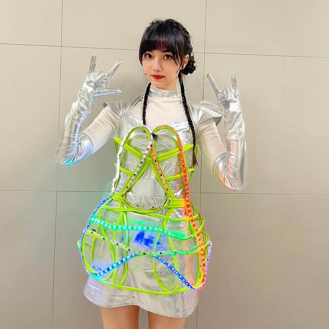 黑嘉嘉（ヘイ・ジャアジャア）さんのインスタグラム写真 - (黑嘉嘉（ヘイ・ジャアジャア）Instagram)「FeatChill完美殺青！  這半年的時間對我來說真的是一段很奇幻的旅程（除了嘗試用非常有創意的方式推廣圍棋外、也不小心體驗了各種各樣奇奇怪怪的衣服跟角色😂)  非常感謝所有幕前幕後的工作人員、期待下次 @chillseph 可以真的憑實力贏我😆最後再次謝謝大家對FeatChill的支持和喜愛❤️❤️❤️  Let’s Go FeatChill～  @creators_at_taiwan #安大風有限公司 #FeatChill #不公平挑戰」3月8日 22時23分 - jiajia94526