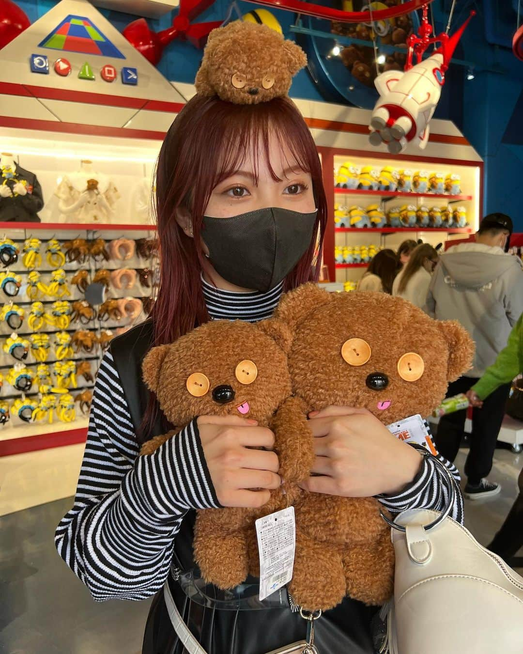 村田えれなのインスタグラム：「#usj #ミニオン 推し たくさん撮ってもらった🧸 怖いサメと最後一緒に撮ったやっぱり怖い🦈」