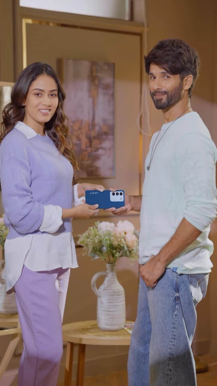 シャーヒド・カプールのインスタグラム：「Every moment we spend together is magical with #TheSpotlightPhone - vivo V27 Pro  @vivo_india   #DelightEveryMoment #vivoV27Series」
