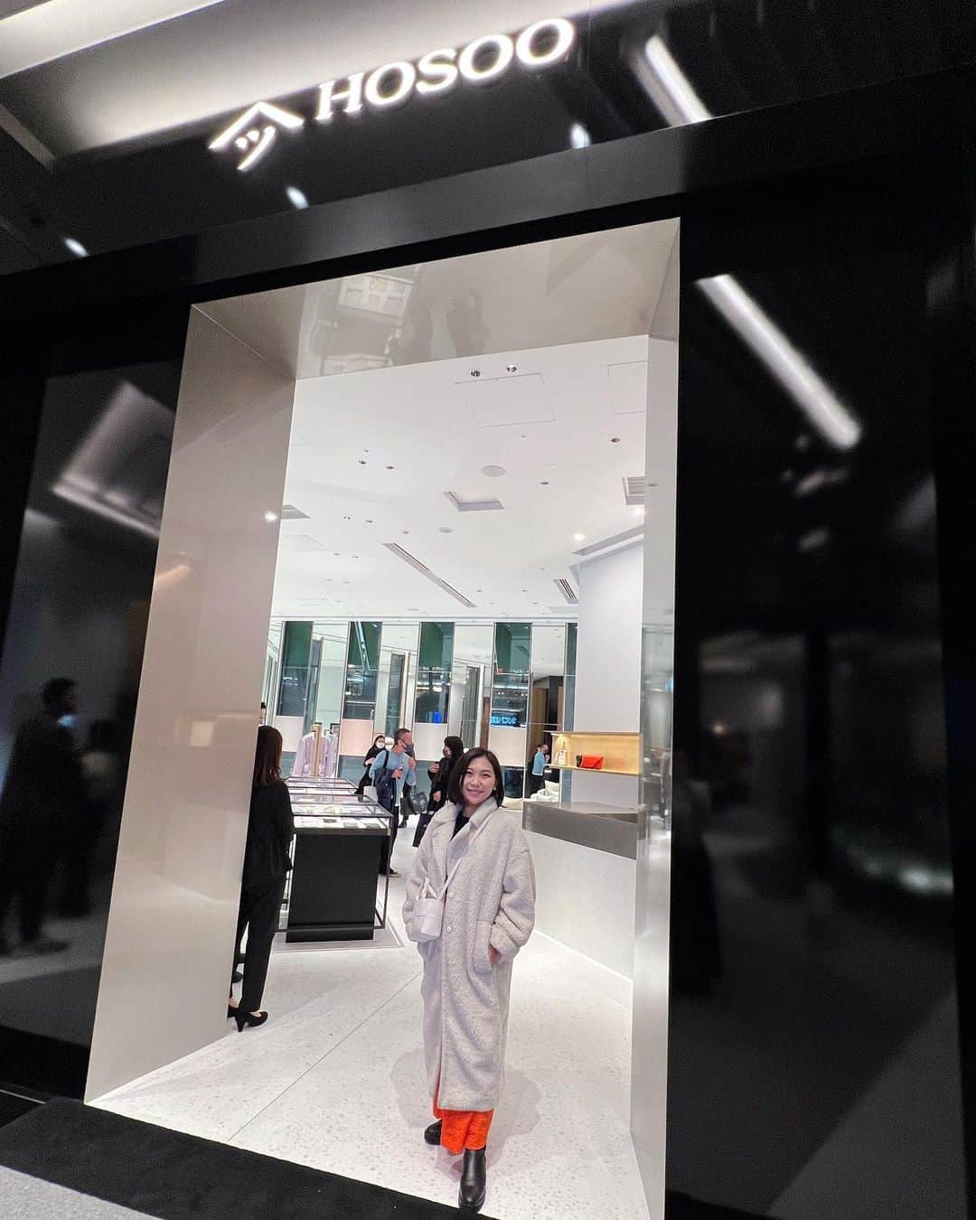 小林愛実のインスタグラム：「#hosso #preopening   「HOSOO TOKYO」が3月10日、東京ミッドタウン八重洲にオープンするみたいです。 ひと足先に店舗に行ってきました🤍 素敵な生地が沢山あるので皆さんも是非行ってみてね✨  #西陣織」