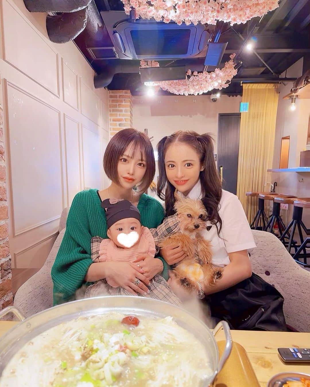 ririのインスタグラム：「🐓タッカンマリ〜⭐️ 美味しすぎるお店見つけた☺️✌️ 紹介しまっす📝  中目黒にある 👇  ✅　@ritz_2nd ❤️‍🔥 (個室もあってステキでした👏)  リボンとベビ吉友情出演😂📸 @sakikichi1201 と これでもかー❤️‍🔥ってくらい 食べてお腹はち切れそう😂😂😂  チキンだしヘルシーだから 罪悪感なくていいよ💓☺️💓 何気かなアタシ初タッカンマリ🍲かもしれない😂 想像以上に好きな味でした💚  中目黒はこれから お花見シーズン🌸だから 普段はやってないけど お昼も営業するみたいです🍀  🌸3/18〜4/16まで🌸  お花見期間限定で ランチ営業🍽 11:30〜15:00 ディナー 16:00〜23:30  ワンちゃんもokだから みんな行ってみてね🐕‍🦺💓  #love #happy #dog #タッカンマリ」
