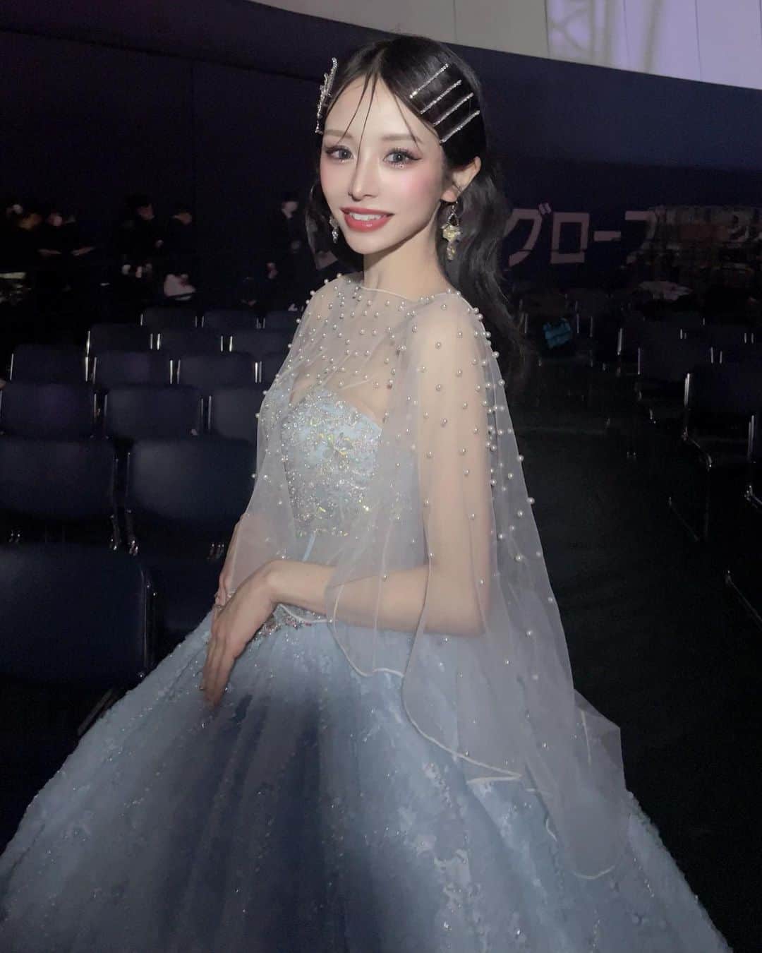 門りょうのインスタグラム：「関西コレクション密着YouTubeでました💠 いつも本当にありがとうございます🙇‍♀️✨  2ステージ目、まじ時間なくて急いでパシャパシャ撮られた中に証明写真みたいなん混ざってたからこれチョイスしました(4枚目)」