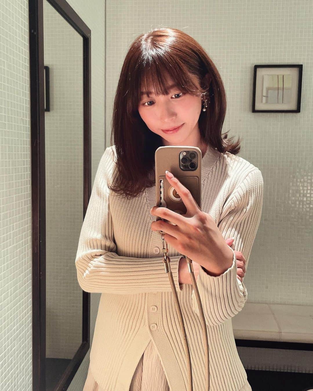 kumamoto_kaoruのインスタグラム：「ZACC柳さん（ @yanagi_daira ）に髪の毛を綺麗にしてもらった🌸 カラーは前回より暗めにして、カットは重ため。 自分で切って失敗した前髪も見事に修正。  伸ばすようになってから髪型を褒めてもらうことが増えた気がする。 願掛けもしてるから、達成するまで頑張ってきれいに伸ばしていくよ🎋  髪型迷子の人は性別関係なく、間違いなく柳さんがおすすめ☺️  #zacc #newhair #ママヘア」