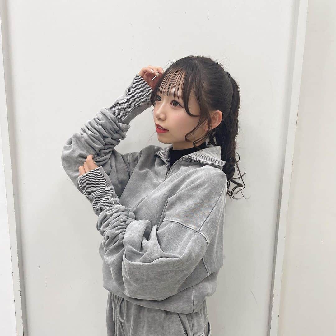 畑美紗起のインスタグラム：「みんなの好きな香水おしえて？🧴✨  セットアップ👖 @meltthelady   #畑美紗起 #カジュアルコーデ #カジュアル #ポニーテール #ポニーテールアレンジ #x純文学少女歌劇団 #ファッション #スウェットコーデ #スウェット #coordinate #ootd #fashion #fashionstyle #me #instagood #dailylook」