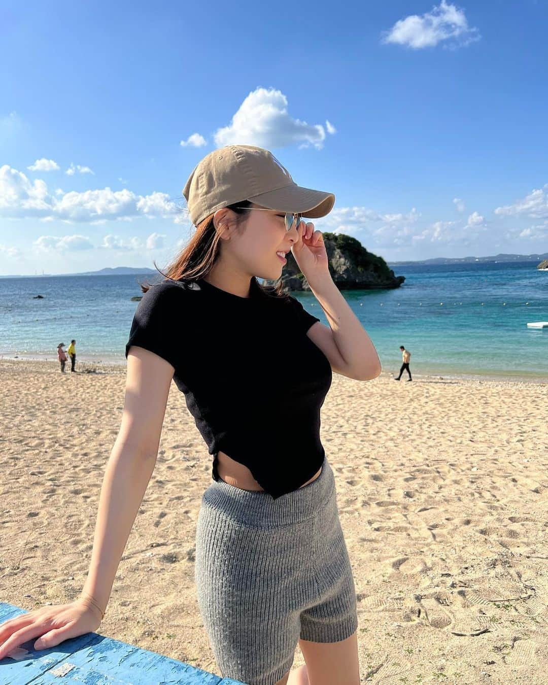 MelonHarunaさんのインスタグラム写真 - (MelonHarunaInstagram)「ちょっと脚を伸ばして離島へ… 伊計島🏝なんて綺麗なの…✨🤩  こちらでは夏服なのでボディメイクする気が起こる起こる🔥 まだまだ産後でプニプニお腹だけど今月末には水着着ると思うから頑張っております😉  #応援してね 📣 #伊計島#沖縄旅行#okinawatrip」3月8日 22時47分 - melon_867