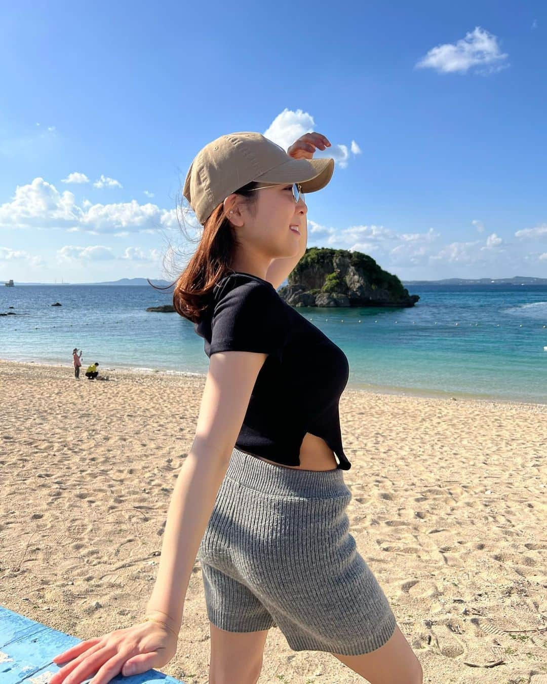 MelonHarunaさんのインスタグラム写真 - (MelonHarunaInstagram)「ちょっと脚を伸ばして離島へ… 伊計島🏝なんて綺麗なの…✨🤩  こちらでは夏服なのでボディメイクする気が起こる起こる🔥 まだまだ産後でプニプニお腹だけど今月末には水着着ると思うから頑張っております😉  #応援してね 📣 #伊計島#沖縄旅行#okinawatrip」3月8日 22時47分 - melon_867