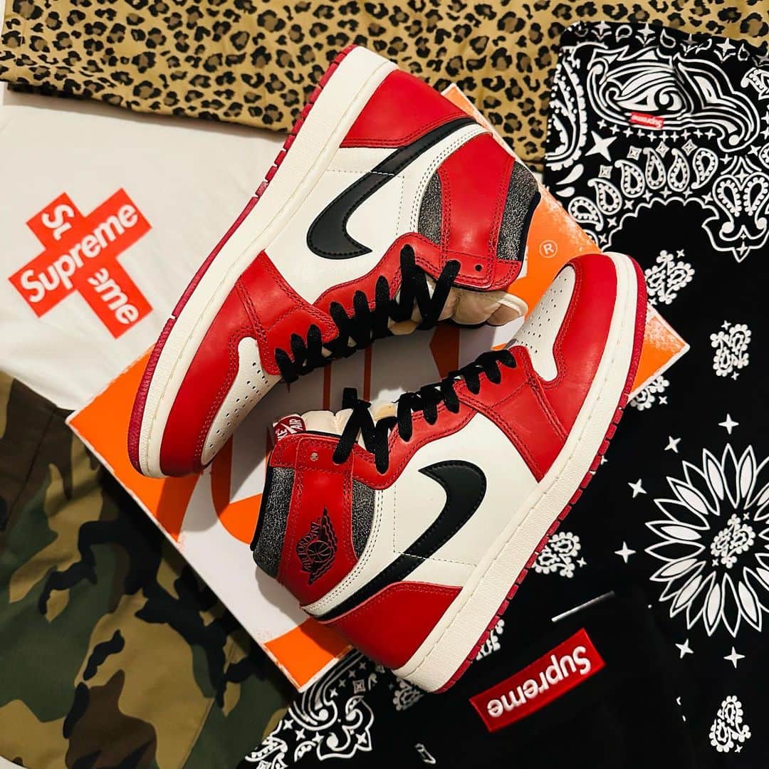 ?Yukihiro Ito?のインスタグラム：「✔︎✔︎✔︎ ・ ・ "NIKE AIR JODAN 1 RETRO HIGH OG" ・ "Lost & Found" ・ ・ いや、結局買うんかーい🙄 ・ でもこれは買っといて良かった‼️はずw ※言い聞かせる事が大事🙄笑 ・ ・ てか、こいつはマジで何でも合わせられるから コーディネート無限大すぎて楽しみ🤩 ・ ・ 大事に履こう👟❤️ ・ ・  ・ #NIKE #ナイキ #airjordan1  #airjodan #jodan #jordan1  #chicago #aj1 #aj1chicago #シカゴ #sneakers #snkrskickcheck #sneakerhead #sneakerheads #sneaker #kicks #kickstagram」