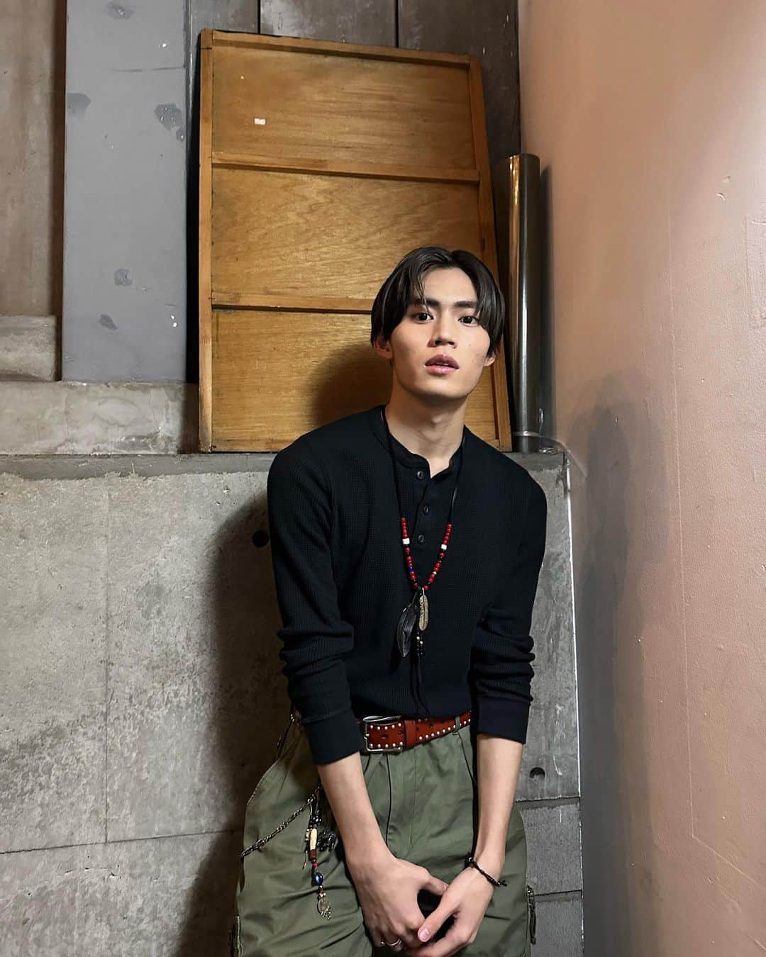 TAKUYAのインスタグラム：「どうも、ストーリーで遊んでばっかだったので さすがに投稿します。 今日暖かかったですね 僕は遅刻しかけて走ってたので暑かったです。 普段自撮りしか撮ってる記憶ないんでインスタはできるだけ他の人に撮ってもらおうと思います。 これはせいやが撮ってくれました  明日も晴れたらいいですね〜」