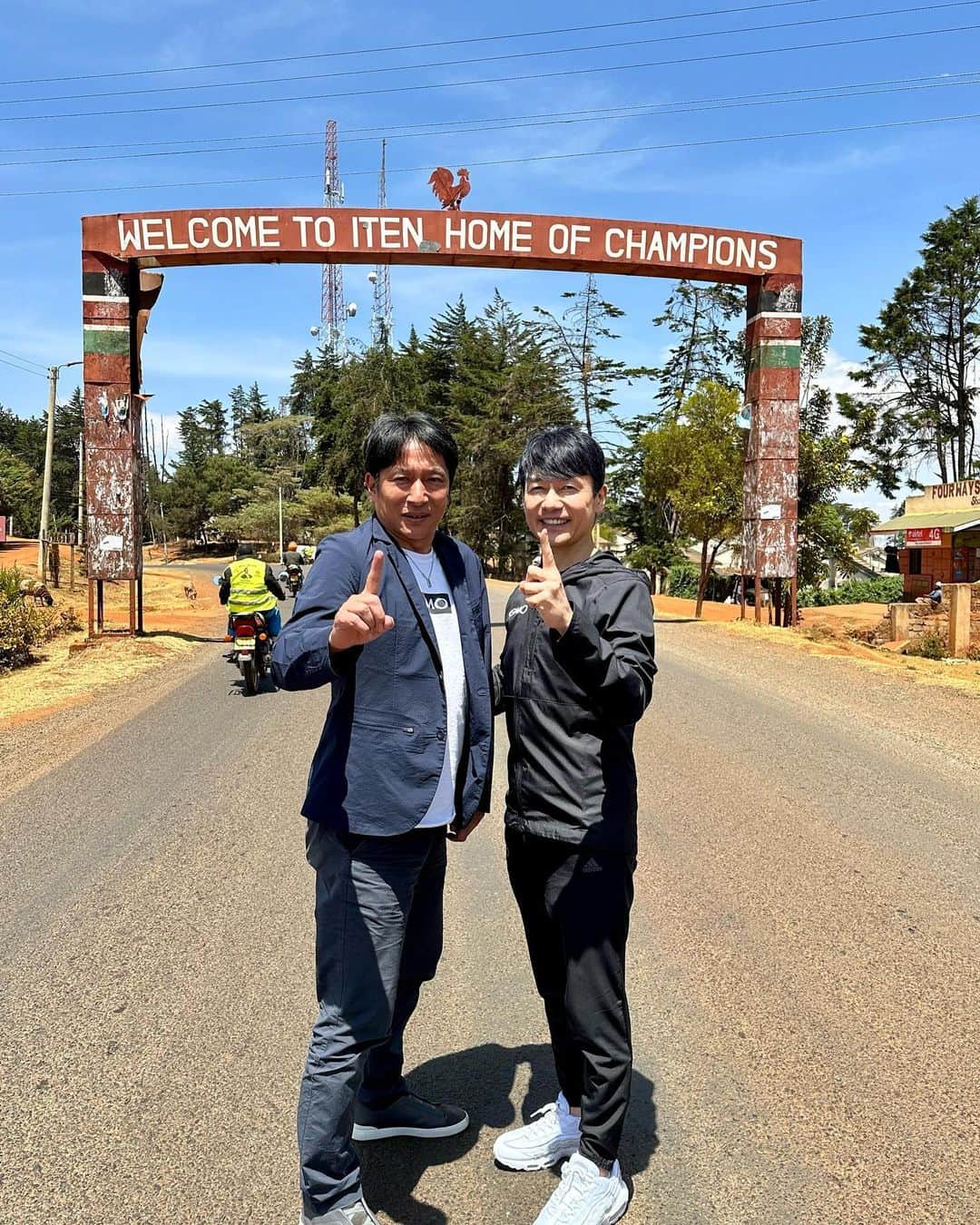 のインスタグラム：「マラソン大国ケニア  その聖地は｢イテン｣  標高2400m、人口4000人でランナー1000人という街  写真は有名なゲート。青山学院大学の原監督と  飛行機とヘリをフル活用して無事到着したなう😳🚁✈️  #ケニア #イテン #kenia #iten」