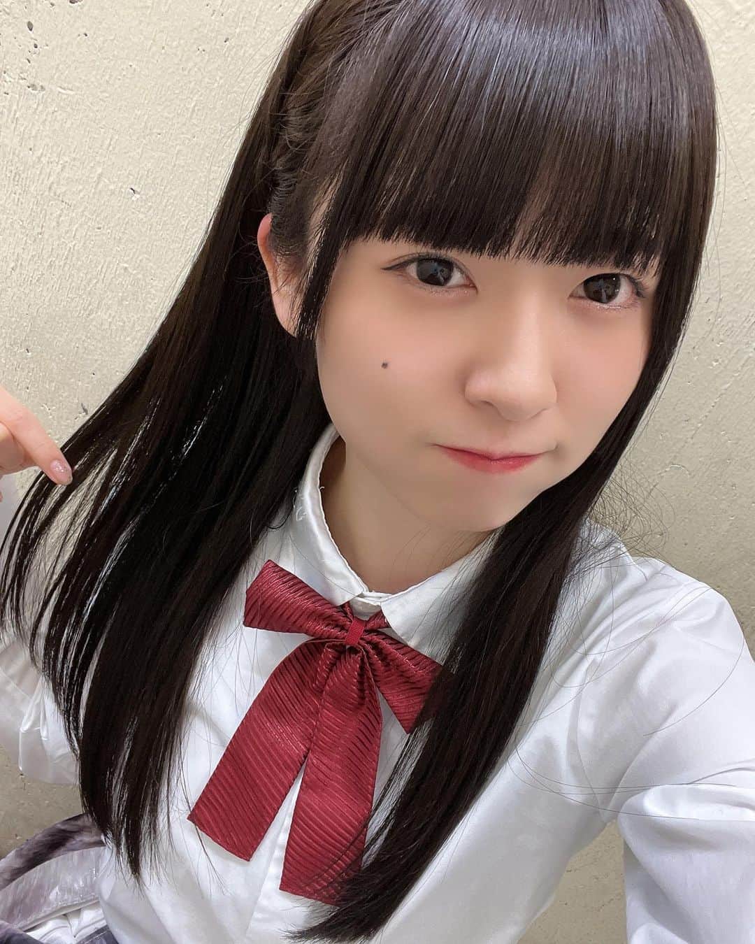 橋本美桜のインスタグラム：「黒髪ロングに戻りました、橋本美桜です。  #アイドル #IDOL #偶像 #パッツン前髪 #ロングヘア  #黒髪 #黒髪ロング #ストレート #編み込み  #ナチュラルメイク #アイドルメイク #ootd #makeup #衣装 #アイドル衣装」