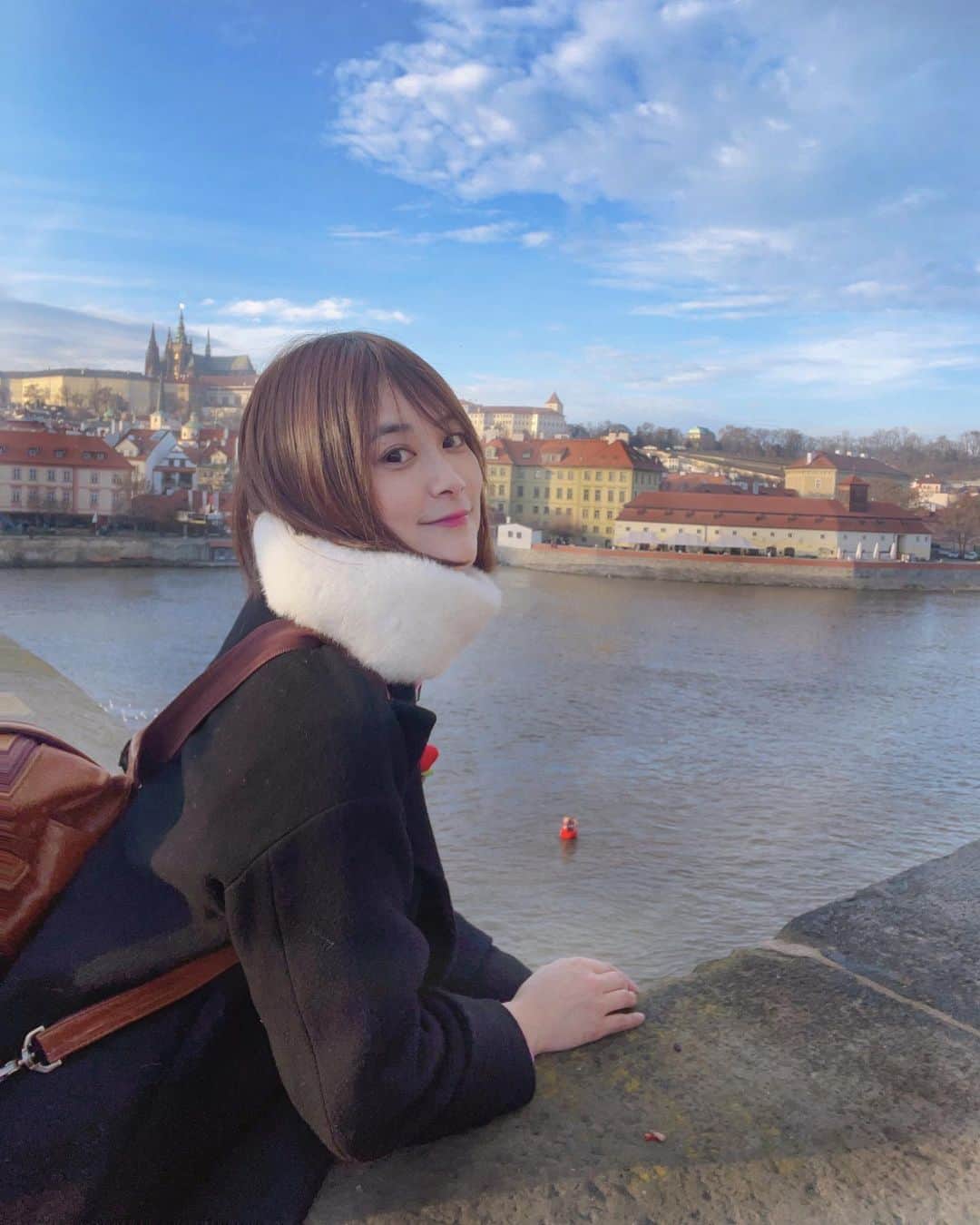 Liga Chiangのインスタグラム：「很多時候，人會變得孤獨，不是因為我們失去了什麼，而是我們選擇了自己想要的生活方式。  離開大城市生活，其實可以主動的選擇你想要的，像是更好的生活質量以及更大的生活空間，能夠呼吸乾淨的空氣。 特別是，我不會被大城市的喧囂和快節奏給滲透，沒有了社交也減少了開支，反而擁有更多的時間做自己想要做的事情，而在時間上的運用就會更專注，哪怕就算什麼也不做，也能輕鬆地呼吸著。  我常在想、或許選擇一個人在一起，可能也是選擇一種生活的方式。以前我會「選我所愛」，談感情就立馬一見鍾情，然後頭腦一熱就愛的亂七八糟，但現在我發現，「愛我所選」才是最重要的，一起思考一下，這四個字是不是很有意思。  在一個我慢慢熟悉的山裡鄉里居住，或許在這裡我不會留下一個特別大的痕跡，但是它卻是我生命裡最正確的決定，遠離城市居住，你會發現一件事，人生最重要的不是追求有多快樂而是「平靜」。  照片誰幫我拍的 ✌🏻我的印度室友 @reshma_souda_kalesh   #愛自己的第三十三種方式 #pragueoldtown #Prague  #happynewyear2023  #travelalone  #kattligaofficial  #whocaresiambusylovingmyself. #捷克 #🇨🇿 #布拉格」