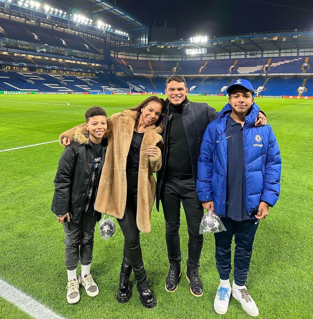 チアゴ・シルヴァのインスタグラム：「🇧🇷 Que noite, ontem vi de perto o quanto vocês sofrem torcendo por mim!! Aquele nervosismo, a tensão, a alegria, os momentos de apreensão e sei lá o que mais 😂 . E no final, ver vocês felizes e comemorando comigo foi especial 😢 , amo vocês pra sempre. Ahhh, ver o @isago.silva no campo balançando a bandeira da Champions League foi incrível 💙😍 meu coração estava batendo tão forte que parecia que ía ter um treco 😂😂 🇬🇧 What a night! Yesterday I was able to see and feel how much you suffer hearing up for me. The tension, the joy, expectations. At the end it was so special to have you cheering up by my side, I love you forever. I'll never forget the image of @isago.silva holding the #ChampionsLeague flag. My heart was beating so fast for my boy. Love, love, love 💙 •  •  •  #ThiagoSilva #TS6 #OhhhThiagoSilva  #Chelsea #ChelseaFC #CFC #WeAreBlue #BlueIsTheColour #ChelseaForever #KeepWalking #FamiliaSilva #UCL #StamfordBridge #CheBvb」
