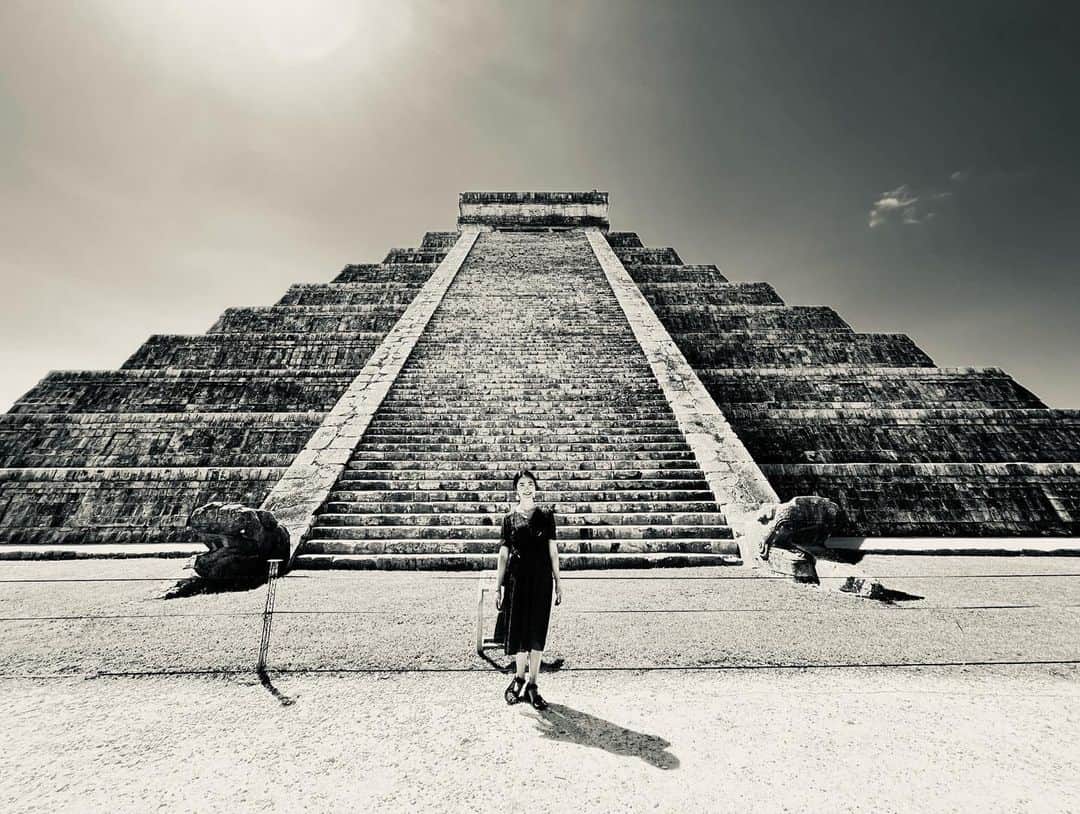 渋佐和佳奈さんのインスタグラム写真 - (渋佐和佳奈Instagram)「【#Cancún 旅行⑨✈️🇲🇽】  #世界遺産 「チチェンイッツァ」  マヤ文明最大規模の都市で、 マヤ語で「聖なる泉のほとりの魔術師」という意味だそうです。  一番有名なのは、 このピラミッド「エル・カスティーヨ」。 羽を持った蛇の姿をしたマヤの最高神 「ククルカン」を祀っていて 計算し尽くされた形状によって なんと巨大カレンダーの意味をもっていたといいます。  他にも球技場の遺跡など、、、 見応えたくさん！！ まだまだ解明されていない謎が多くあるため、 #新世界七不思議 にも登録されているとのことです！  The World heritage site named “ Chechen Itza”  It’s the biggest town of Maya.  The meaning of the name in Mayan language is “at the mouth of the well of the Itza.” "Itza" is “enchantment of the water”.  The main architecture is an enormous pyramid “El  Castillo”, also as known as the Temple of Kukulcan. It is dedicated to the “Kukulcan” that is the supreme Mayan god. It is said that the pyramid was constructed to represent a calendar, hence its well- calculated structure.  “Chechen Itza” is listed as one of the New Seven Wonders of the World, because there are so many mysteries still! And, there are several other wonderful architectures, so you must enjoy!!!  #アメリカ #アメリカ在住 #アメリカ暮らし #シカゴ在住 #メキシコ　#Mexico #Cancún #リゾート #チチェンイッツァ #遺跡 #チチェンイッツァ遺跡  #旅行 #海外旅行 #旅 #trip #travel  #usa🇺🇸 #アナウンサー  #リポーター #シカゴ在住アナウンサー #announcer #reporter #wakanashibusa」3月8日 23時02分 - shibusa_wakana