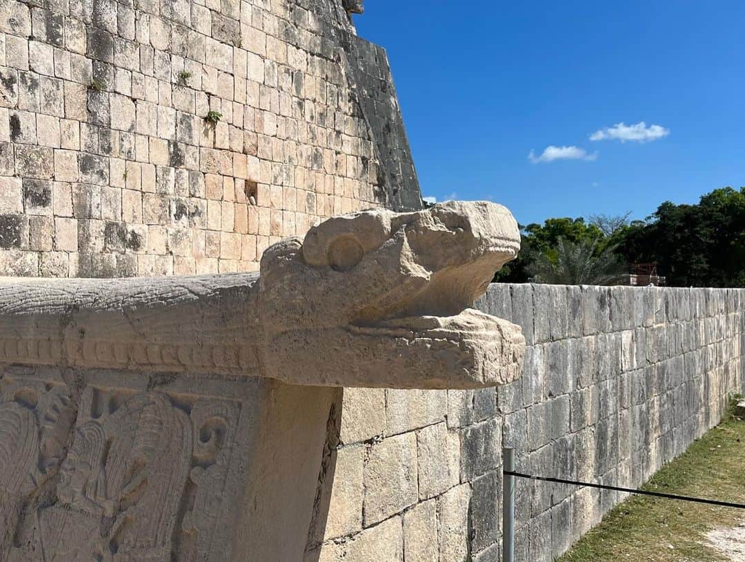 渋佐和佳奈さんのインスタグラム写真 - (渋佐和佳奈Instagram)「【#Cancún 旅行⑨✈️🇲🇽】  #世界遺産 「チチェンイッツァ」  マヤ文明最大規模の都市で、 マヤ語で「聖なる泉のほとりの魔術師」という意味だそうです。  一番有名なのは、 このピラミッド「エル・カスティーヨ」。 羽を持った蛇の姿をしたマヤの最高神 「ククルカン」を祀っていて 計算し尽くされた形状によって なんと巨大カレンダーの意味をもっていたといいます。  他にも球技場の遺跡など、、、 見応えたくさん！！ まだまだ解明されていない謎が多くあるため、 #新世界七不思議 にも登録されているとのことです！  The World heritage site named “ Chechen Itza”  It’s the biggest town of Maya.  The meaning of the name in Mayan language is “at the mouth of the well of the Itza.” "Itza" is “enchantment of the water”.  The main architecture is an enormous pyramid “El  Castillo”, also as known as the Temple of Kukulcan. It is dedicated to the “Kukulcan” that is the supreme Mayan god. It is said that the pyramid was constructed to represent a calendar, hence its well- calculated structure.  “Chechen Itza” is listed as one of the New Seven Wonders of the World, because there are so many mysteries still! And, there are several other wonderful architectures, so you must enjoy!!!  #アメリカ #アメリカ在住 #アメリカ暮らし #シカゴ在住 #メキシコ　#Mexico #Cancún #リゾート #チチェンイッツァ #遺跡 #チチェンイッツァ遺跡  #旅行 #海外旅行 #旅 #trip #travel  #usa🇺🇸 #アナウンサー  #リポーター #シカゴ在住アナウンサー #announcer #reporter #wakanashibusa」3月8日 23時02分 - shibusa_wakana
