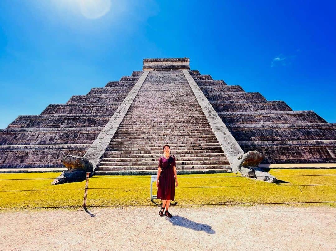 渋佐和佳奈のインスタグラム：「【#Cancún 旅行⑨✈️🇲🇽】  #世界遺産 「チチェンイッツァ」  マヤ文明最大規模の都市で、 マヤ語で「聖なる泉のほとりの魔術師」という意味だそうです。  一番有名なのは、 このピラミッド「エル・カスティーヨ」。 羽を持った蛇の姿をしたマヤの最高神 「ククルカン」を祀っていて 計算し尽くされた形状によって なんと巨大カレンダーの意味をもっていたといいます。  他にも球技場の遺跡など、、、 見応えたくさん！！ まだまだ解明されていない謎が多くあるため、 #新世界七不思議 にも登録されているとのことです！  The World heritage site named “ Chechen Itza”  It’s the biggest town of Maya.  The meaning of the name in Mayan language is “at the mouth of the well of the Itza.” "Itza" is “enchantment of the water”.  The main architecture is an enormous pyramid “El  Castillo”, also as known as the Temple of Kukulcan. It is dedicated to the “Kukulcan” that is the supreme Mayan god. It is said that the pyramid was constructed to represent a calendar, hence its well- calculated structure.  “Chechen Itza” is listed as one of the New Seven Wonders of the World, because there are so many mysteries still! And, there are several other wonderful architectures, so you must enjoy!!!  #アメリカ #アメリカ在住 #アメリカ暮らし #シカゴ在住 #メキシコ　#Mexico #Cancún #リゾート #チチェンイッツァ #遺跡 #チチェンイッツァ遺跡  #旅行 #海外旅行 #旅 #trip #travel  #usa🇺🇸 #アナウンサー  #リポーター #シカゴ在住アナウンサー #announcer #reporter #wakanashibusa」