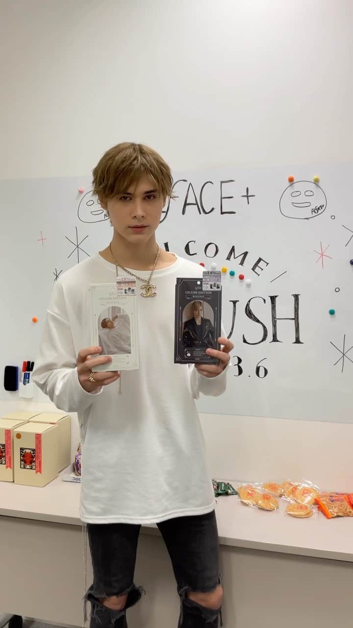 オルフェス（ALFACE+）のインスタグラム：「オルフェスとコラボ商品を発売した リルーシュさんから皆さんへメッセージが届きました💐  是非チェックしてね🤍🖤🤍🖤  #リルーシュ #利路修 #利路修lelush #into1 #マネキンアーティスト #オルフェス #オルフェスシートマスク #スキンケア #スキンケアマニア」