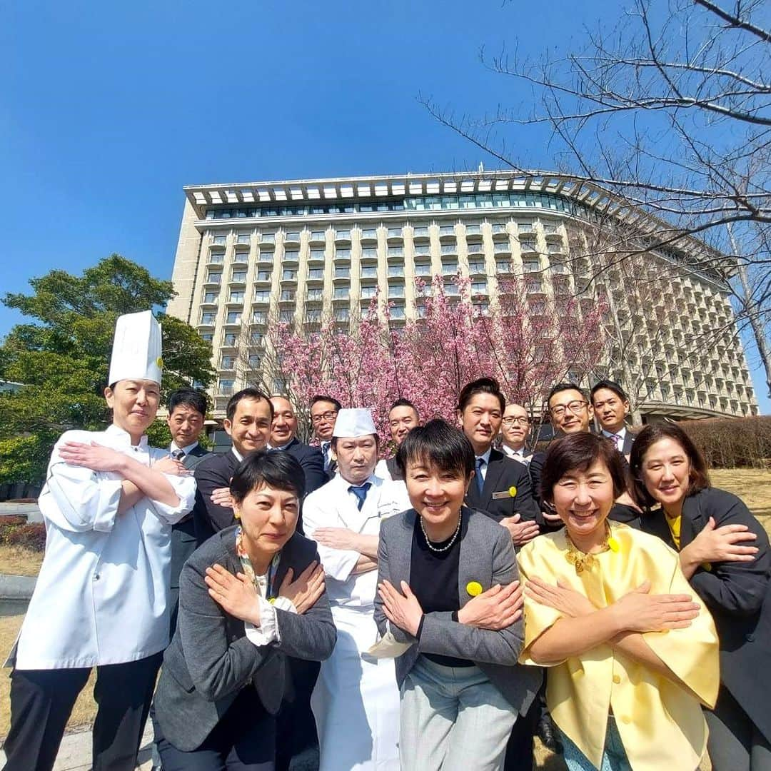 Hilton Odawara Resort & Spaさんのインスタグラム写真 - (Hilton Odawara Resort & SpaInstagram)「Happy International Women's Day❣  本日は #国際女性デー2023  テーマは #EmbraceEpuity 平等を受け入れよう  「国際女性デー」は、女性の社会参加と地位向上を呼びかける日として、1975年に国連により定められました。  ヒルトン小田原リゾート&スパでは、3/5～3/11までの１週間を国際女性ウィークとして、フロントレセプションデスクなどにミモザのお花を飾っております。  また、スタッフがミモザのお花が描かれた黄色いバッジを身に着けていたり、従業員食堂のメニューには国際女性デーにちなんで黄色をテーマにしたメニューを提供するなど、楽しみながら取り組みを広げております。  #hiltonodawara #hilton #ヒルトン小田原 #ヒルトン小田原リゾートアンドスパ #ミモザの日 #国際女性デー #国際女性デー2023 #黄色い花 #internationalwomensday #mimosa」3月8日 14時12分 - hiltonodawara