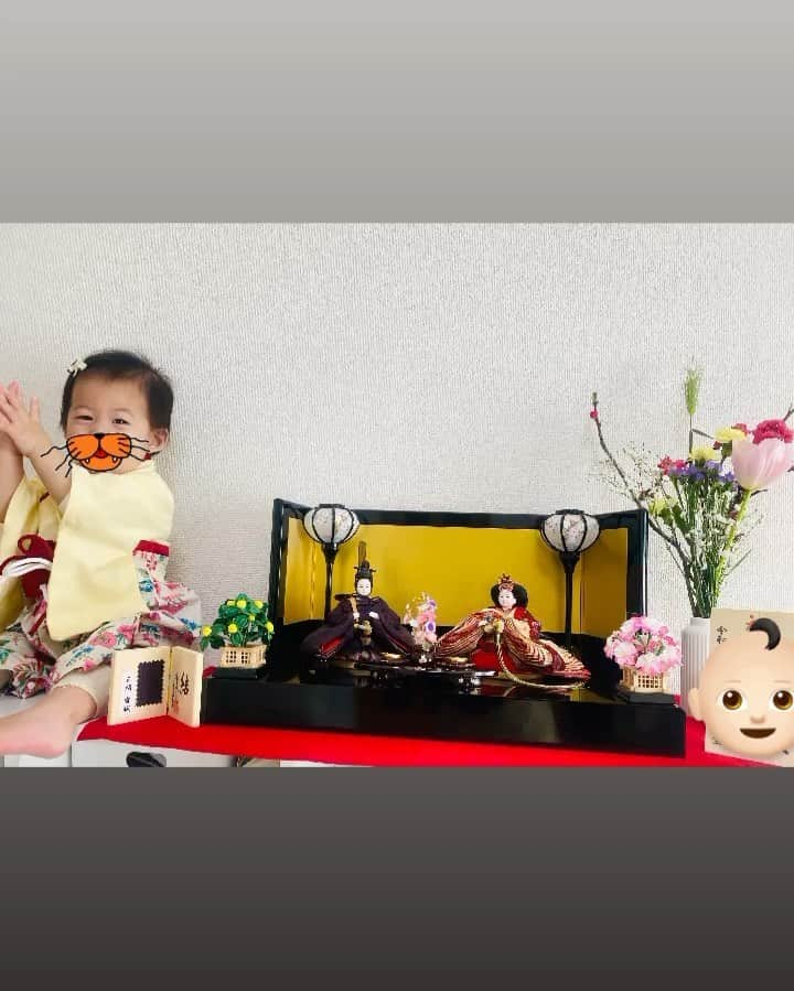 中島遥のインスタグラム：「娘さん、初節句🎎✨ 健やかな成長を祈って...😆✨ 幸せな人生となりますように✌️  #初節句#雛人形#🎎#桃の節句#ちらし寿司#桜餅#桃の花#女の子ママ#11ヶ月#育児#新米ママ」