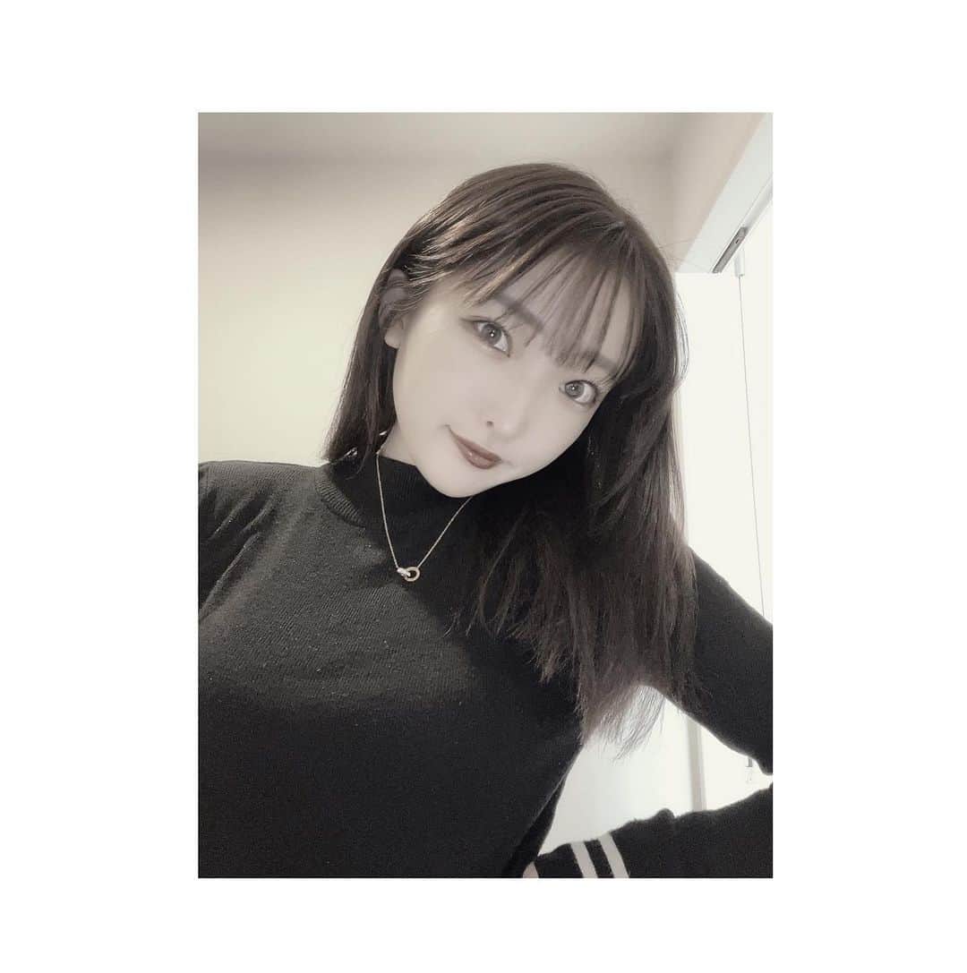 みなみのインスタグラム：「🐈‍⬛🎱」