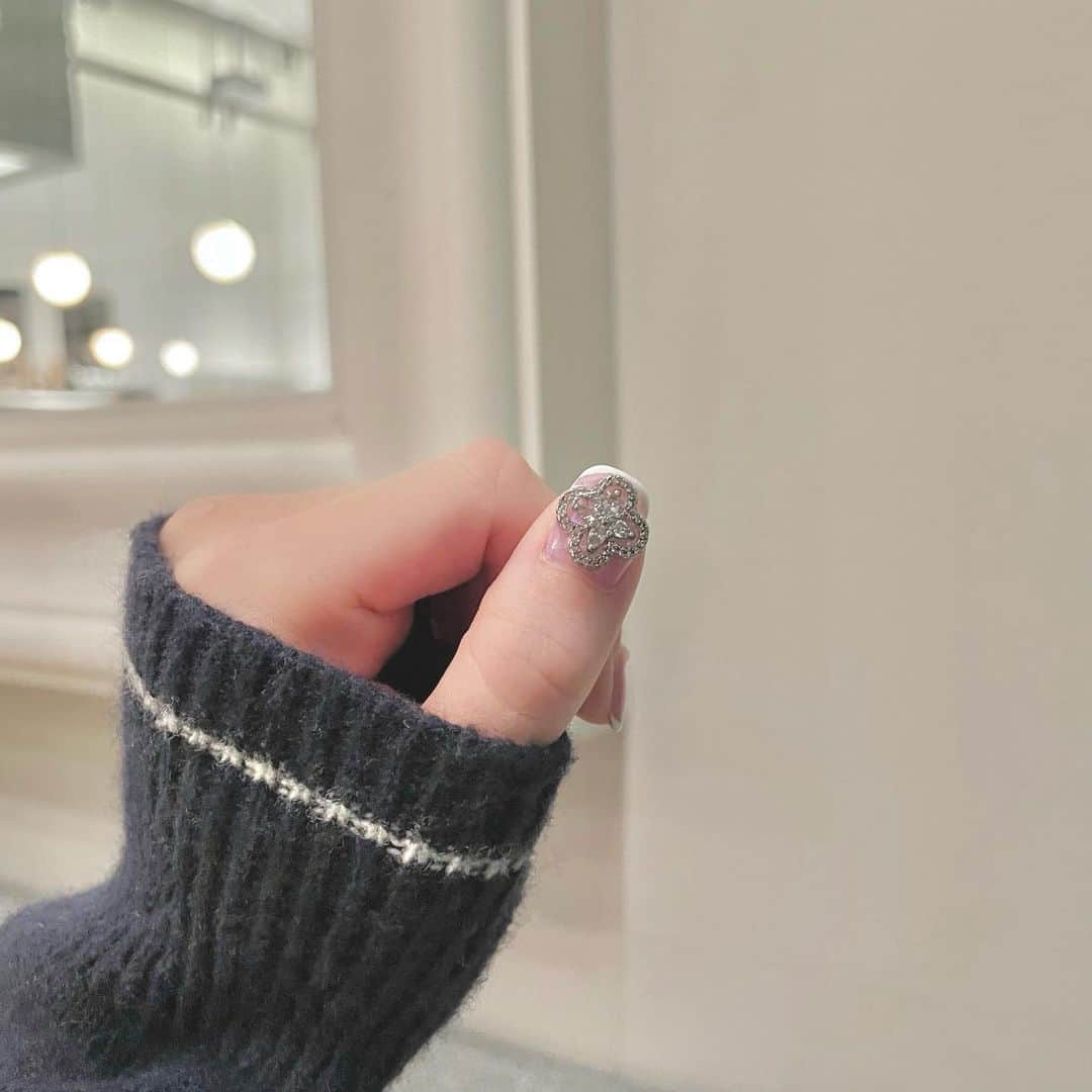 森みはるさんのインスタグラム写真 - (森みはるInstagram)「可愛いネイルしてもらった〜☕️ 両手の親指に大きめのパーツのせてもらいました❤︎ めっちゃ可愛い！！！！！！！ いつもありがとうございます🤍」3月8日 14時33分 - miharu_mori
