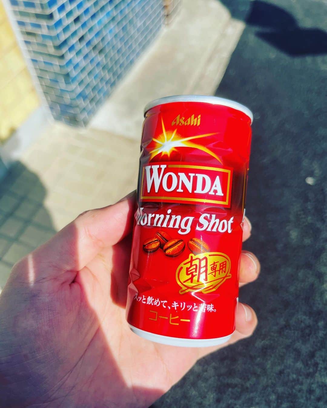 江口拓也のインスタグラム：「昼に飲む背徳感、、、やめらんねえぜ、、、  #コーヒー」