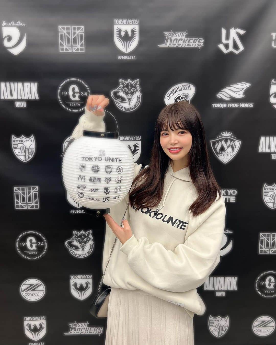 のインスタグラム：「3月10日に東京ミッドタウン八重洲でオープンするTOKYO UNITEさんのプレオープンイベントに行ってきた🫶  店内映えててかわいかったし めちゃくちゃわいわい盛り上がってて楽しかった〜🥳🎈  TOKYO UNITEは14の東京のスポーツチームが所属するプロジェクトの名前でね、スポーツ好きな方もファッション好きな方もみんな楽しめるお店✨  販売してるアイテムもかわいいものばっかりで、欲しいものありすぎて結局迷って買えなかった🥲  次行った時はお洋服とか帽子とかいっぱい買いたいなあ  八重洲ミッドタウン自体がすんごい綺麗だったから、ぜひぜひ行ってみてね！  #TOKYOUNITE #トウキョウユナイト #FC東京 @tokyounite」
