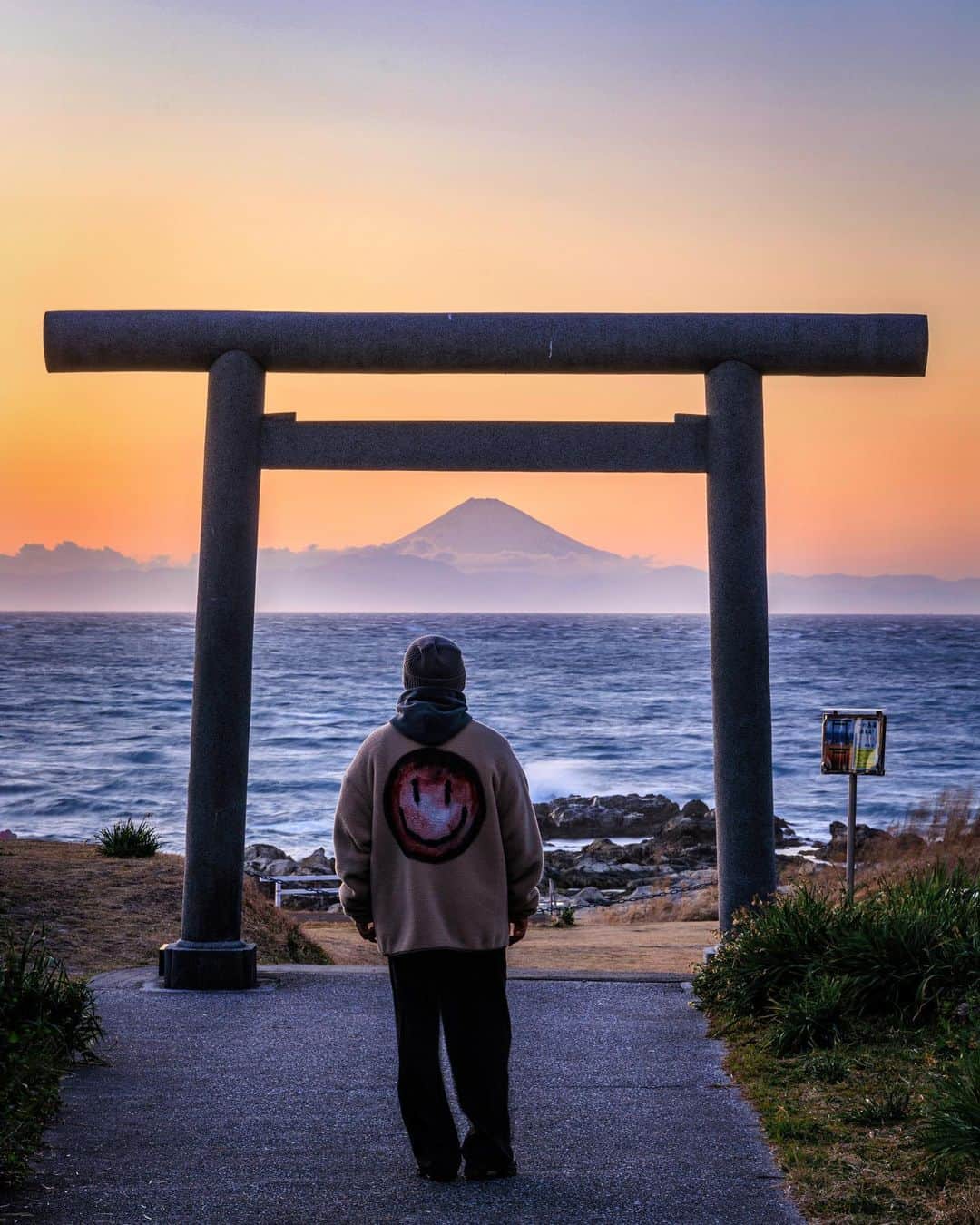 SHOCK EYEのインスタグラム：「千葉県の館山に富士山を遥拝できる洲崎神社がある。  この存在感。 こんな離れた地でも見ることができるって、それだけ富士山が大きいってことをまじまじと実感させられる。  洲崎神社のこの海辺は僕のお気に入りスポット。 海風に打たれながら、 遠くの富士山を眺める。 この瞬間は全てのことから離れて、美しい景色と対面できる。  往来する船、、どこに行くんだろう？  そんな想いを馳せながら、、手を合わせる。  素敵な毎日に感謝🙏✨  #洲崎神社 #富士山 #館山 #shrine #sunosakishrine #mtfuji #fujisan #fujiyama #japantravel #japantrip #canon #canonR5 #beautifuldestinations #discoverjapan #discoverearth #voyaged #awesome_photographers #IamATraveler #wonderful_places #japanphoto #japanphotography #japan_of_insta #livingonearth #theglobewanderer」