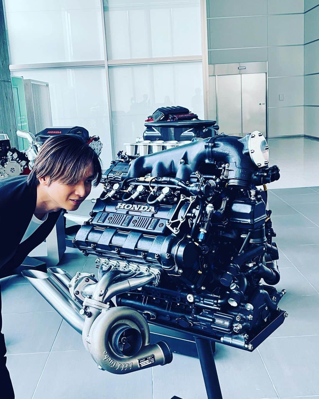 のインスタグラム：「Honda RA168E 1988年 16戦15勝  エンジンは 吸気　圧縮　燃焼　排気 人間と同じ 生き物！！ 一生見てられる  #HONDA #堂本光一」