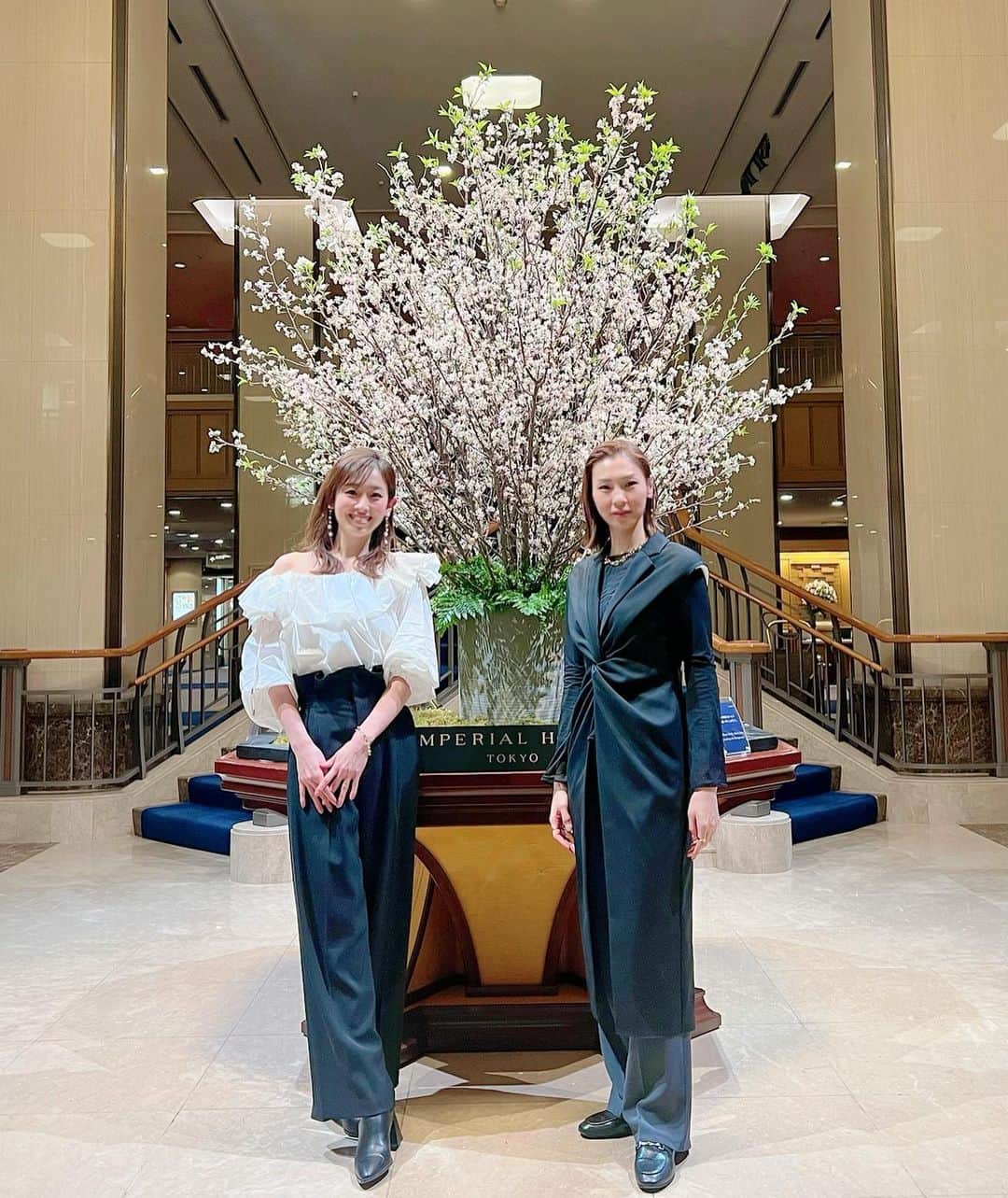 のインスタグラム：「. せとぱん @kazuya.seto_akira と💓 やっと私の古巣🌸 花組の大劇場公演を観劇させていただくことが 叶いました🥹✨✨  小さい頃から 『うたかたの恋』が大好きで ビデオを擦り切れるくらい見ていましたが 大劇場で生で観るのは初めて❤️ 大人になって、エリザベートの世界を知ってから見る 『うたかたの恋』は 作品の世界観をより深く見る事ができたような気がして さらに感動しました🥺❤️ 中盤位から涙が止まらなくて 幕間にせとぱんに笑われました🤣  お芝居もショーももう… 毎度のことながら 語りたい事がありすぎてまとまらないのですが とにかく宝塚は最高🥹✨✨(語彙力のなさ🤣笑)  今回で退団する りりこ #華雅りりか ちゃん みっぱ #春矢祐璃 くん ここちゃん #都姫ここ ちゃん 花翔くん #花翔ひかり くん  キラキラしていて 共に同じ時間を過ごしてきた仲間が この舞台で観れるのは最後か…と思うと パレードでまたウルウルしちゃいましたが🥺 花組のみなさんが 笑顔で健康に舞台にいてくれてるのを観れた事だけで もう有難いですし尊いです🥺❤️❤️❤️  千秋楽まで無事みんなで 駆け抜けられますように🙏✨✨  そして 千秋楽の日3/19まで 向かいの日比谷シャンテ３階で ポップアップ開催中です☺️  今週は週末大阪でトークイベントだったりで 店頭にいれないことが多くなるのですが いれる限りいますので💓 ぜひお立ち寄りくださいね❗️  #宝塚 #花組 #観劇 #宝塚観劇 #うたかたの恋 #enchantment  #花組最高」