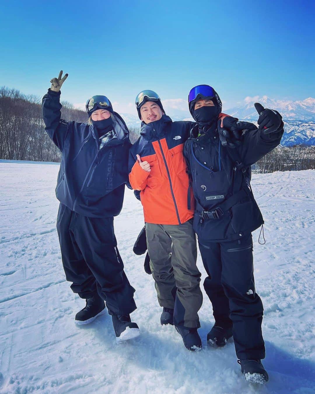 TOMO のインスタグラム：「雪山ジョイン〜  Thanx！！！  @u_yeah1983 @shintaro_kitaoka   #スノーボード #最高」