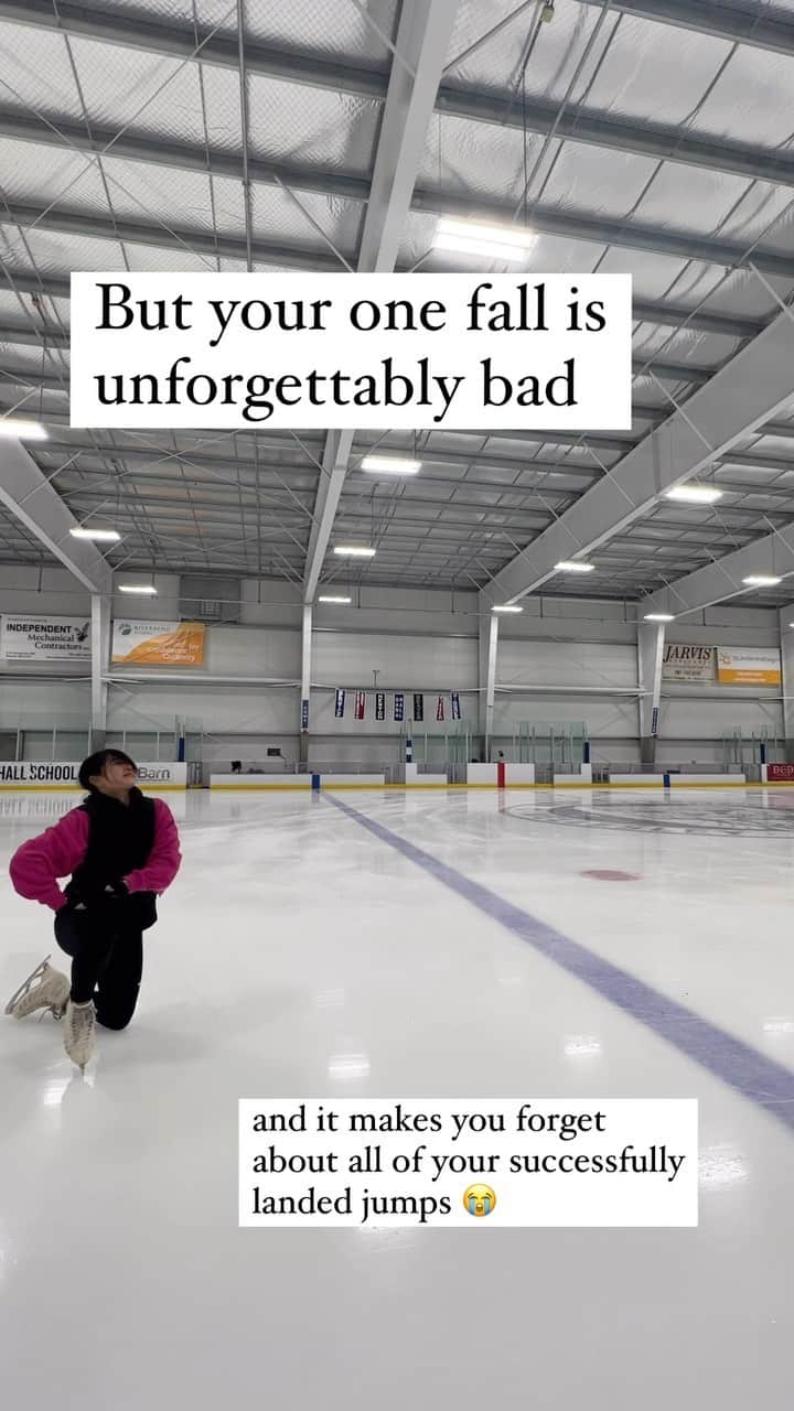 長洲未来のインスタグラム：「Does anyone else relate? Why is it so hard to let go of our mistakes? 🤣😭 • • • #figureskating #figureskatingfails #fallfail #figureskater #iceskater」