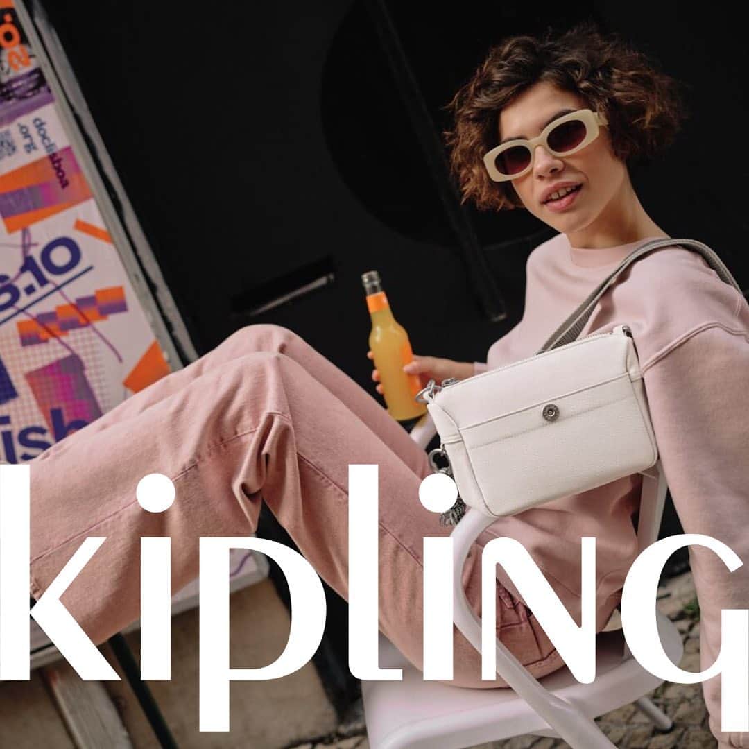 キプリング日本公式アカウントのインスタグラム：「.  Women empowered, life empowered.  Here’s to strong women, Kipling wishes you a Happy International Women’s Day!  3月8日は国際女性デーです。  キプリングはすべての女性を称え、女性の社会参加や地位向上を応援します。   #KiplingJP  #LiveLight  #InternationalWomensDay」