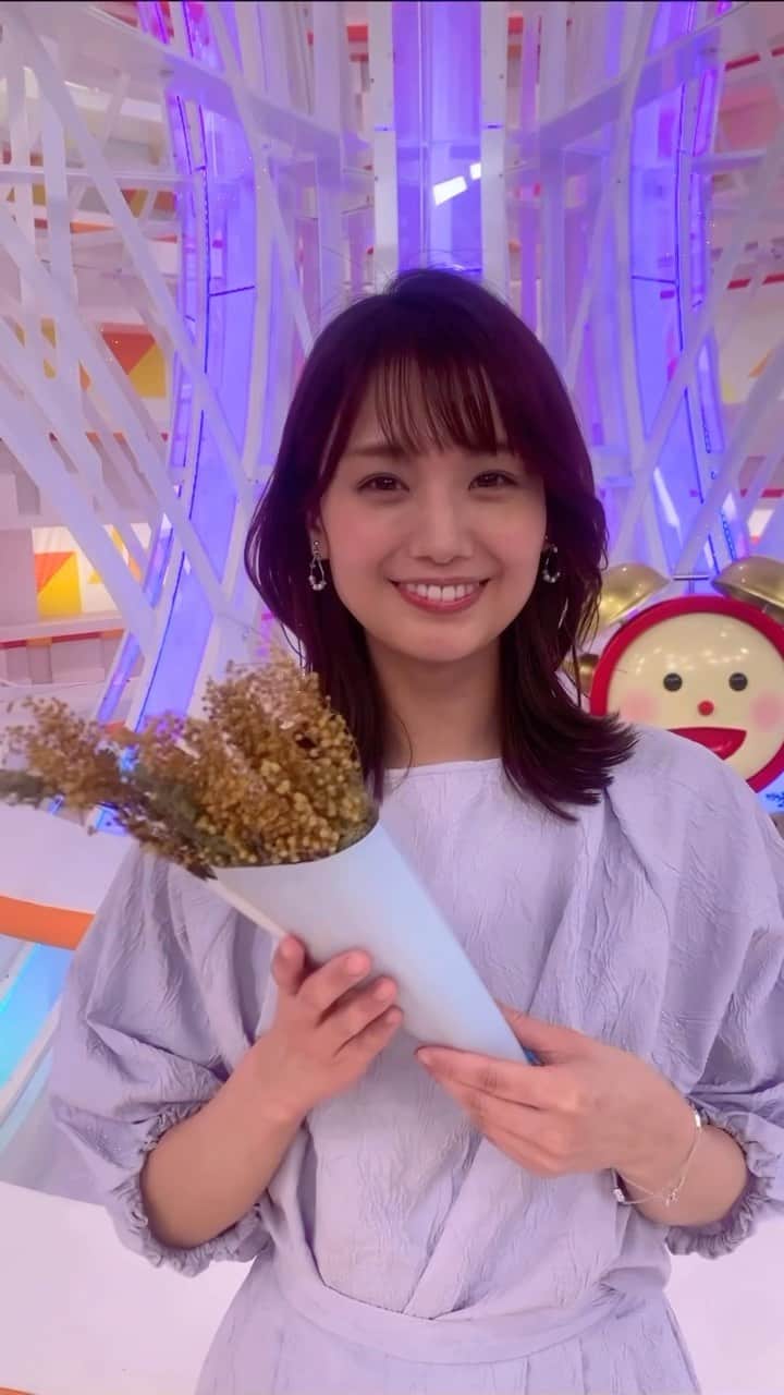 フジテレビアナウンサーのインスタグラム：「今日3月8日は国際女性デー！ ミモザの日とも言われています🌼  イタリアでは、感謝の気持ちを込めて ミモザを贈る習慣があるそうです☺️  みなさんにとって素敵な一日になりますように🫶  #ミモザの日 #国際女性デー #フジテレビアナウンサー」