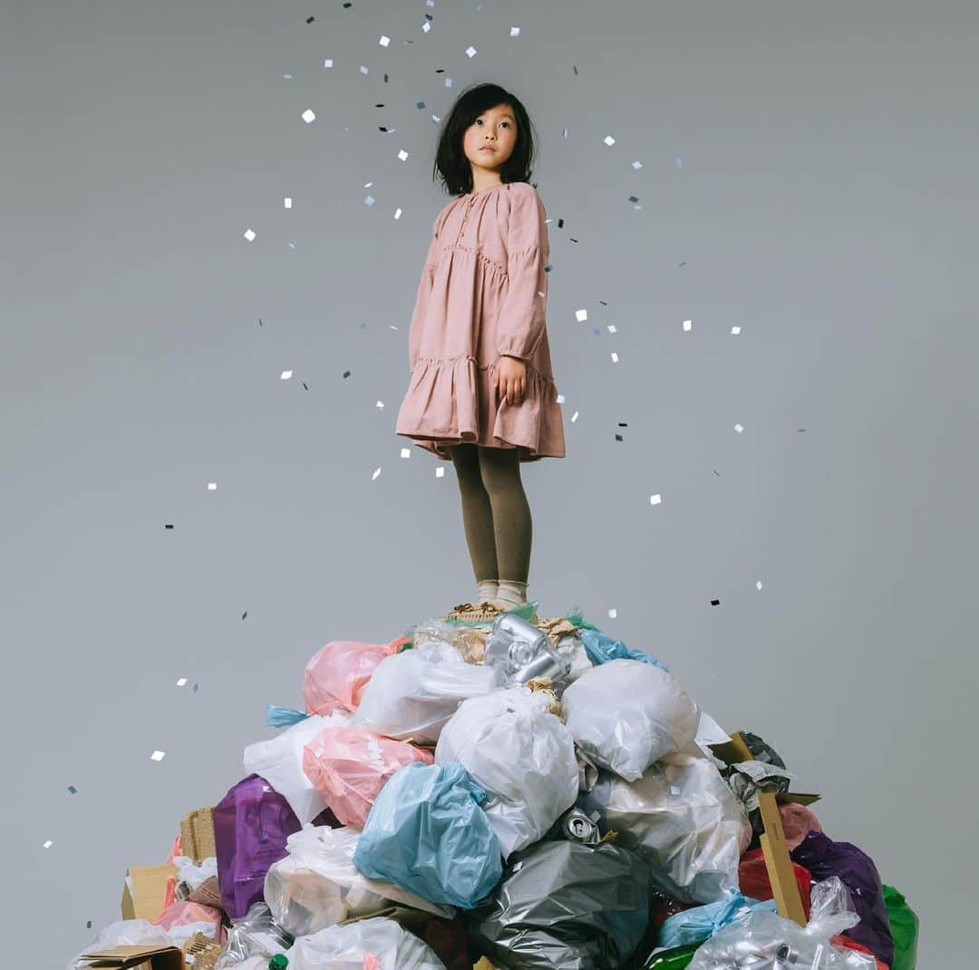 鷲見こうたのインスタグラム：「New Mini Album ”ACTA” 本日3/8(水)配信開始されました！  去年1年間かけて作った曲たちの中から厳選した7曲。多くの方へ届いてほしい。宜しくお願いします！  1.シアン 2.ラブソング 3.怪光線 4.ダダリオ 5.ピノ 6.流星群 7.都会の幽霊  #ズーカラデル #ズーカラデルACTA」
