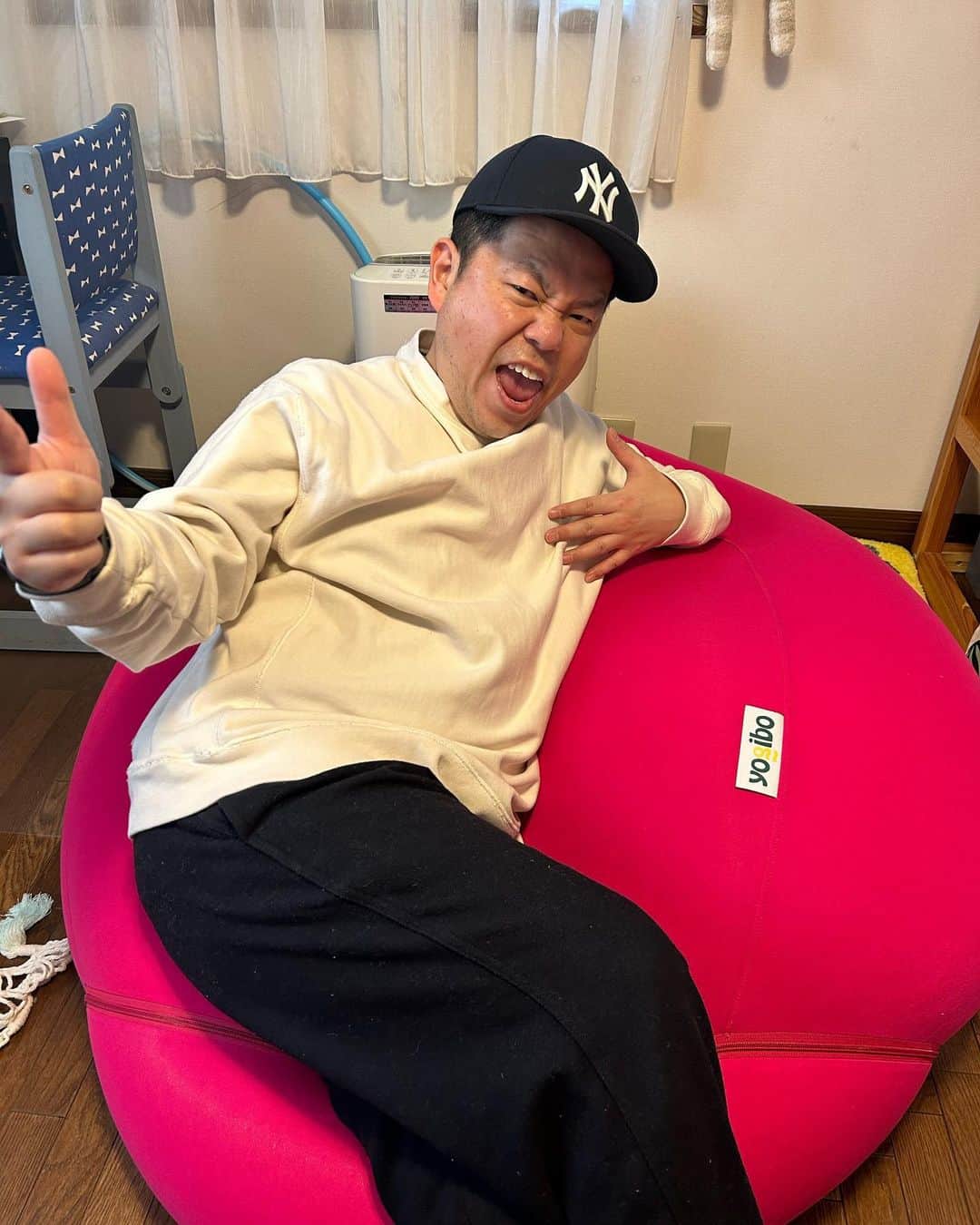 津田篤宏のインスタグラム：「めちゃくちゃ可愛いyogibo！ まんまるのyogibo きゃわきゃわー きゃわいー！ #yogibo #きゃわいいー」