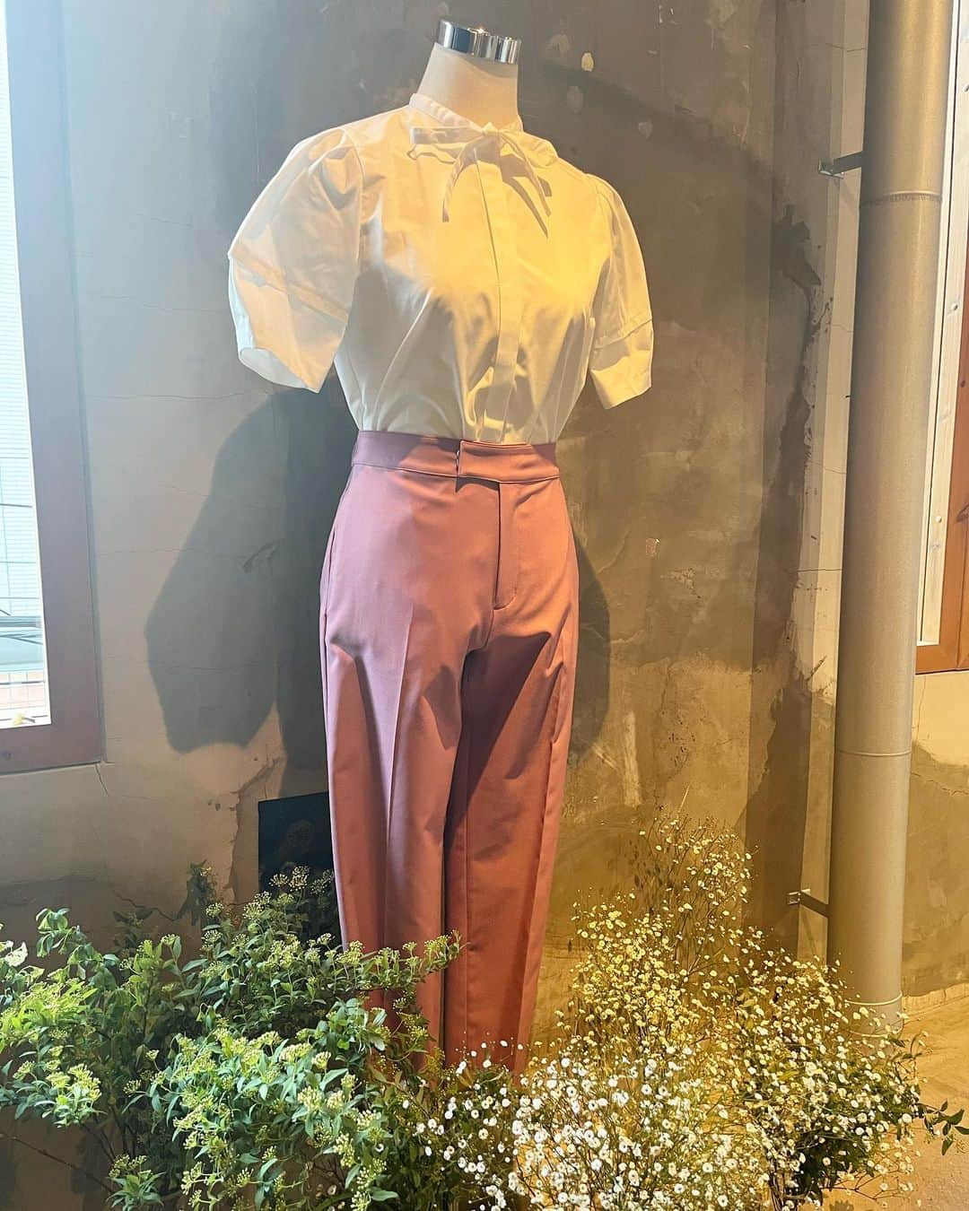 安村幸子さんのインスタグラム写真 - (安村幸子Instagram)「先日 @puritas_official のポップアップへ @miliya_0102 と行ってきました🎵 一目惚れして購入したのが、リボンスパークルのブラウス🤤 スカラップ衿とスパンコールのリボン。親子で着回しコーデ出来そうなので仲良く着ようっと🎵  心温まるハーブティーも美味しかった😋  #puritas #プリータス」3月8日 15時40分 - sachiko.y.523