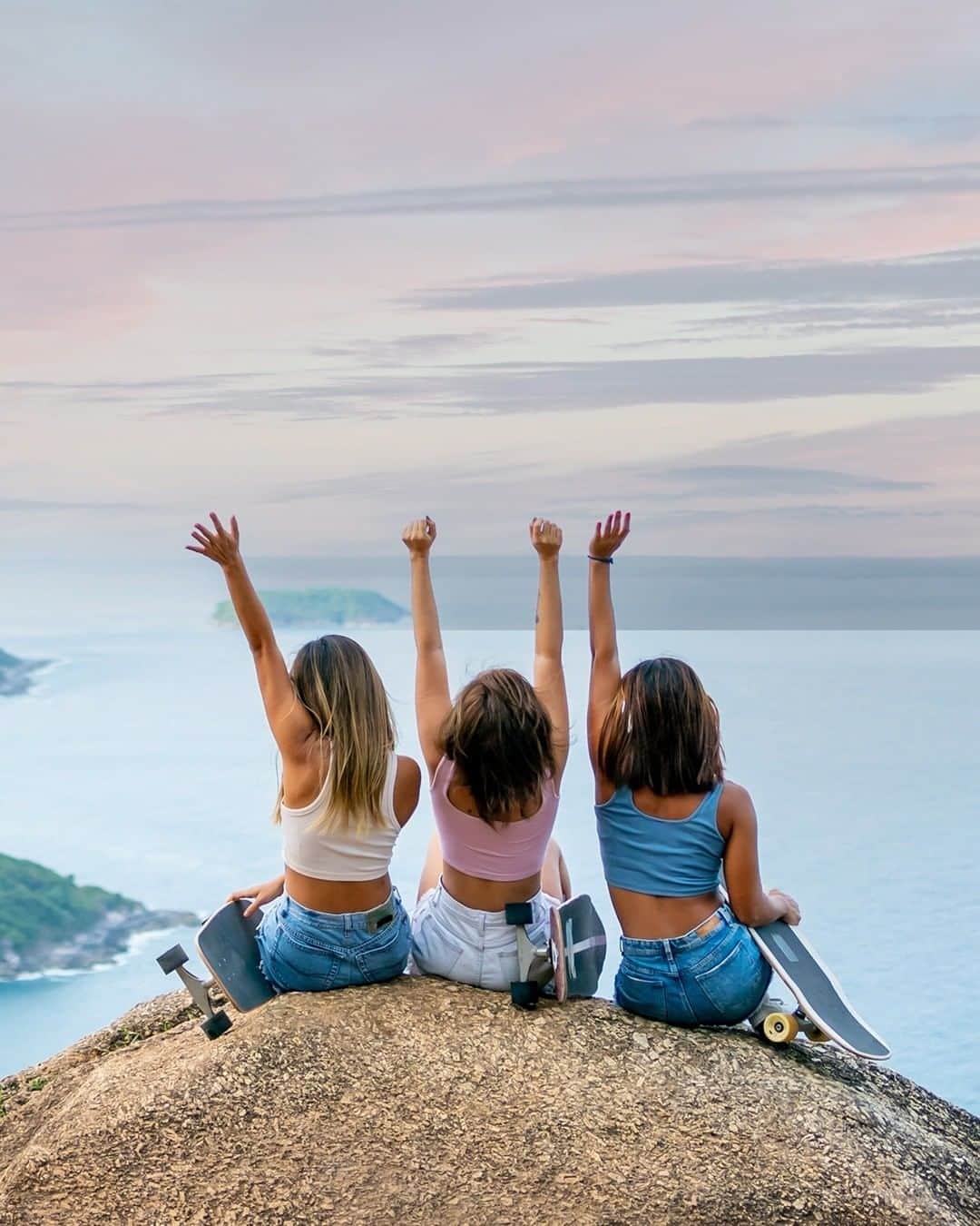 アメリカンツーリスターのインスタグラム：「あなたの旅の雰囲気がどんなものであれ、今日の「国際女性デー」を大好きな仲間と一緒に称えましょう！  #AMERICANTOURISTER #アメリカンツーリスター  #GoWithAT #BringYourself #TravelGram #StartPacking #Traveler #FunLivesOn #BringBackMore #GirlsTrip #InternationalWomensDay #IWD2023  #国際女性デー」