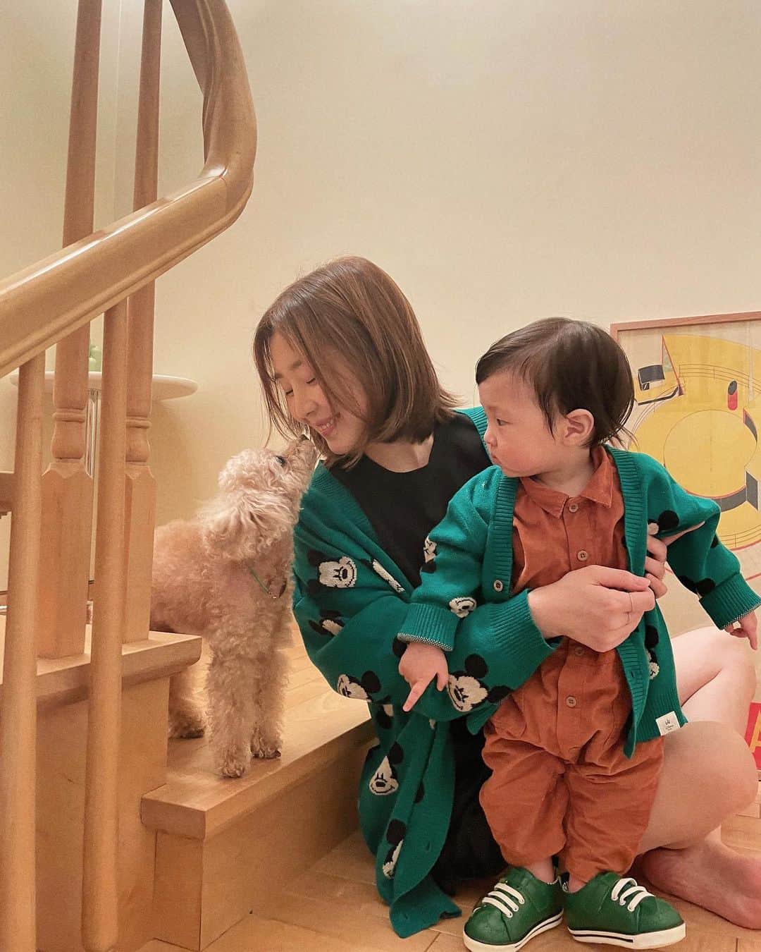 シン・ダウンさんのインスタグラム写真 - (シン・ダウンInstagram)「. 서로 사이가 좋다가 말다가 하는  우리집 아기들이랑 👶🏻🐻  커플옷 입었져 힣힣  #애개육아중입니다  #신난다은육아👩🏻」3月8日 16時09分 - shindandan_