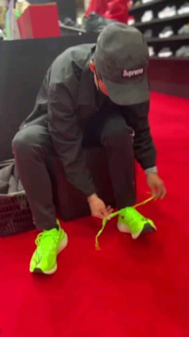 宇野けんたろうのインスタグラム：「saucony新作エリートシューズ  これは早く履いてみたい。  #saucony #東京マラソン」