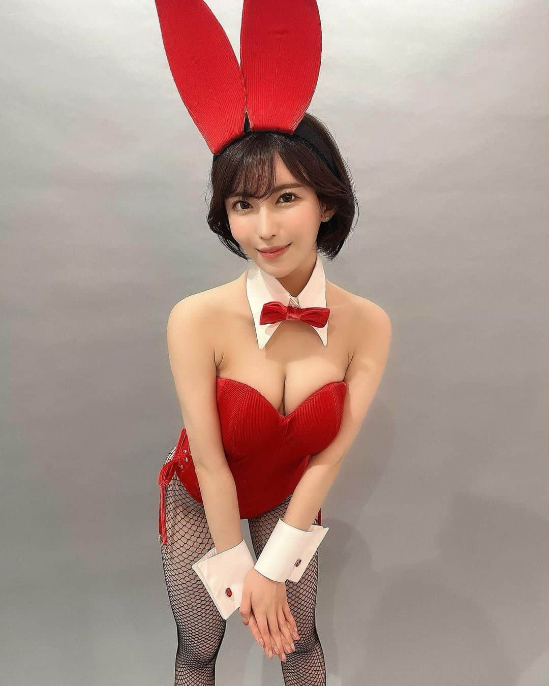 望月りささんのインスタグラム写真 - (望月りさInstagram)「髪を切ったので 宣材写真撮り直してきました🐰❣️ 今日もレッドドラゴンでお待ちしています🥂」3月8日 16時15分 - mochizuki_0715