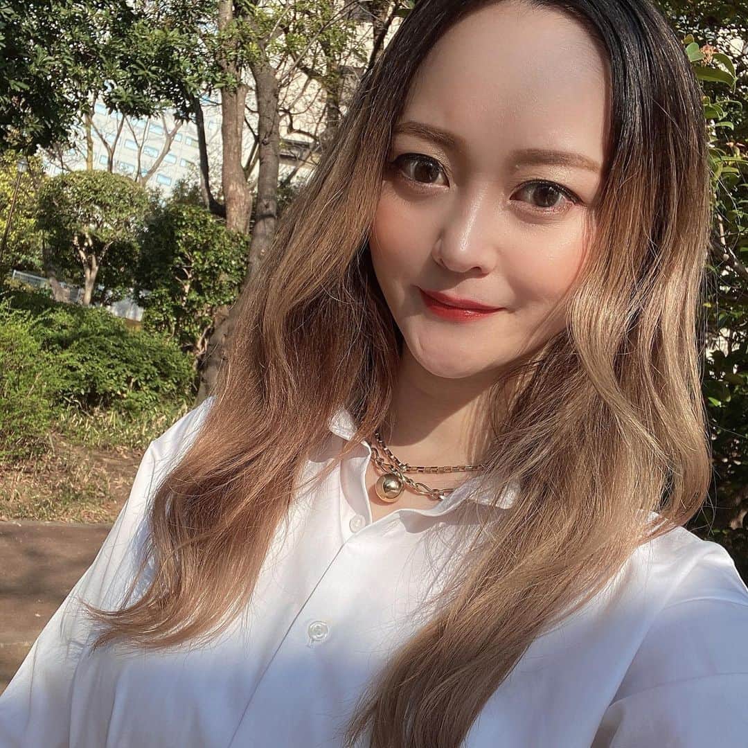 三上玲奈のインスタグラム：「旦那に預けて久しぶりに短時間の仕事☀️ 4時間も経つ前に早く帰ってこいと言われた、、、。シッターを呼ぶ日が楽しみです😭  外での撮影は天気が良くて癒された〜❣️  年々増やされてる杉の木のせいでつらい日々が続きますがww色んな対策して乗り切りましょう😱  #公園　#撮影　#花粉症　#子育て　#女の子ママ　#モデル」