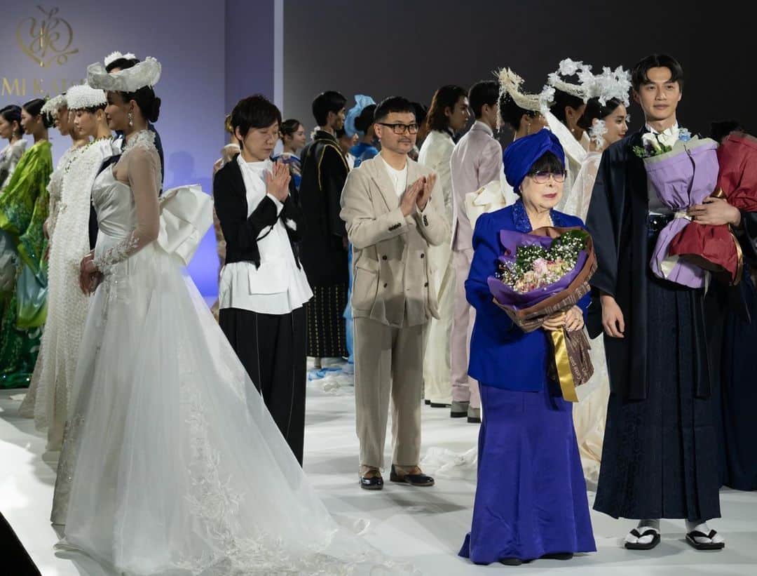 yumikatsuraさんのインスタグラム写真 - (yumikatsuraInstagram)「* 国内通算８９回目となるYumi Katsuraのショーを3月7日(火)、明治記念館にて開催いたしました✨ コロナ禍で3年間中断していたショーは、『New Japanese Wedding』のテーマのもと花嫁たちの笑顔をより美しく輝かせたいとの思いを込め 『SHINING LOVE』をコンセプトに、和洋の最新作約６０点を発表致しました。 ⁡ 中でも会場を沸かせたのはYumi Katsuraの新提案として、ラストシーンで発表した神前挙式ならではの「誓盃の儀」や「玉串拝礼」の所作にも美しく映えるウェディングドレスとそれに合わせた和洋の花婿衣装のペアスタイルの登場シーン♡ ⁡ ご来場頂きました多くの方々に心からの感謝と御礼を申し上げます。 ⁡ ＊～＊～＊～＊～＊～＊～＊～＊～＊～＊～＊～＊～＊ ⁡ ショーの模様を特別公開中📸 https://www.yumikatsura.com/newjapanesewedding ⁡ . @yumikatsurajapan  @meiji_kinenkan_official  #神前式 #神前挙式 #神前式挙式 #和婚 #和婚花嫁 #和婚をもっと盛り上げたい #和装結婚式 #和装ウェディング #和装花嫁 #ウエディングドレス #ウエディングドレス選び#結婚式ドレス #プレ花嫁𝟤𝟢𝟤3 #運命のドレス #桂由美 #桂由美ドレス #𝗒𝗎𝗆𝗂𝖻𝗋𝗂𝖽𝖾𝗌 #𝗒𝗎𝗆𝗂𝗄𝖺𝗍𝗌𝗎𝗋𝖺 #おしゃれ花嫁 #大人花嫁 #運命の一着 #ファッションショー」3月8日 16時21分 - yumikatsurajapan
