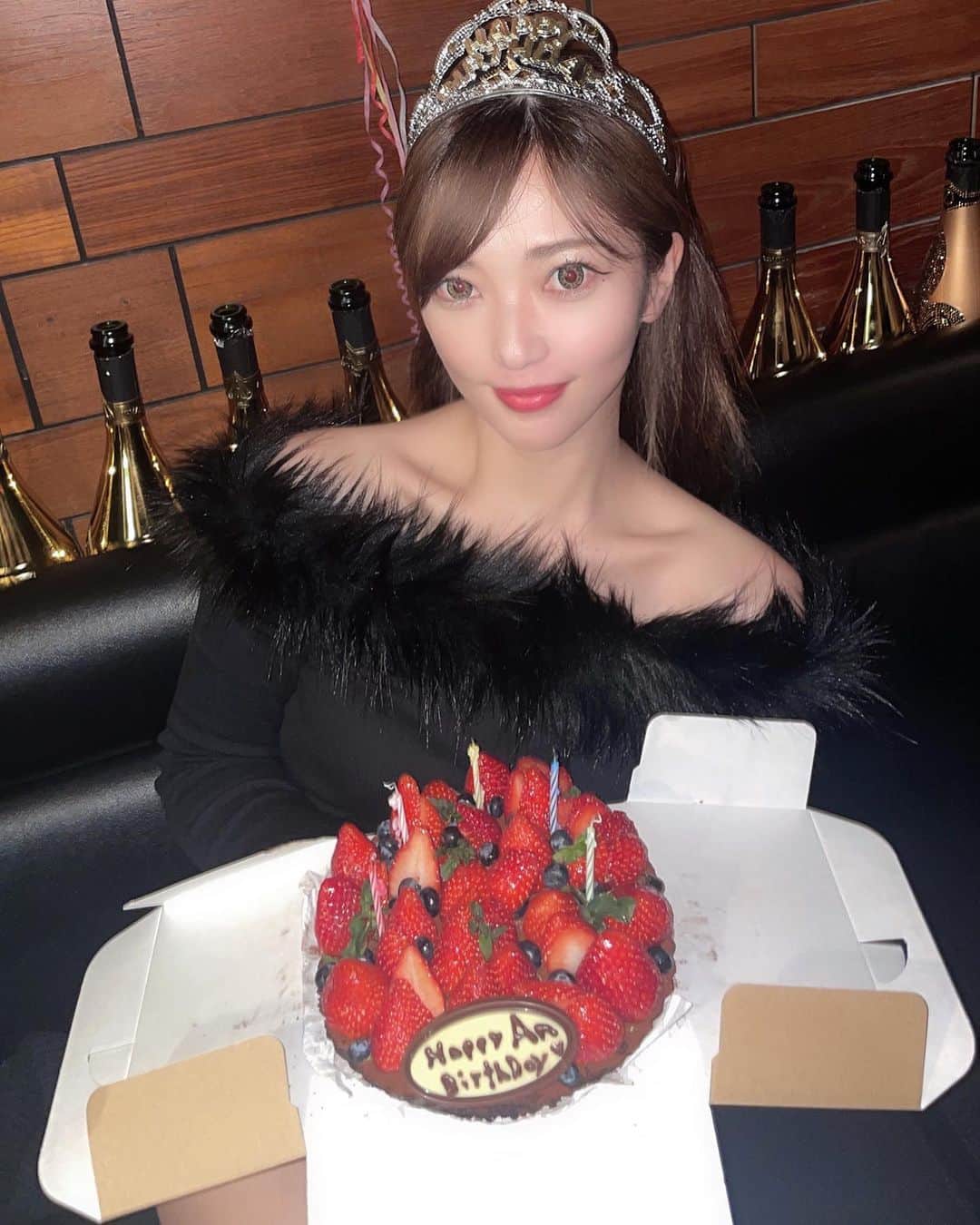 一鷹杏奈のインスタグラム：「みんなで撮ったやつびっくりするぐらい全部ブレてた🤣🤣 手作りでケーキ作ってきてくれたぁ😭😭 本当嬉しすぎた😭😭  #時差投稿 #お誕生日 #happybirthday #手作りケーキ」