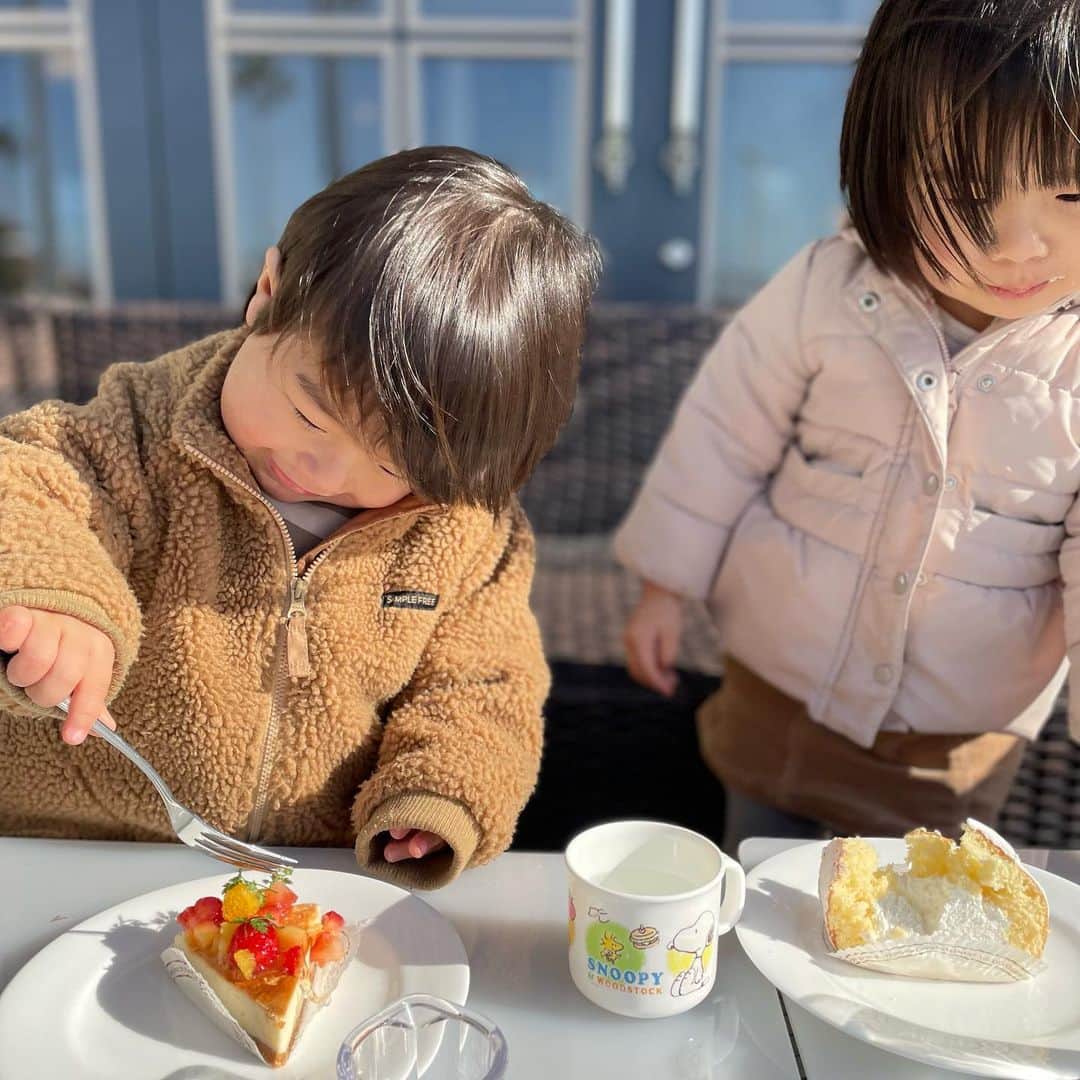 いわさきふきこ さんのインスタグラム写真 - (いわさきふきこ Instagram)「テラスが気持ちの良い季節ですね🌸  #マリーナシティホテル #カテリーナ #姉弟 #1歳7ヶ月差 #3歳5ヶ月 #1歳10ヶ月」3月8日 16時42分 - fukikoiwasaki