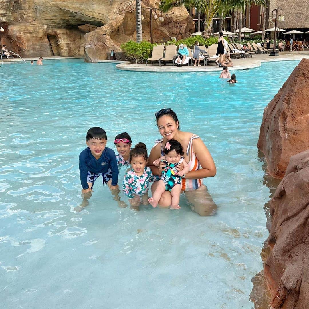 エリナ シルカのインスタグラム：「Pool day with the whole crew 😇😎 テンヤワンヤでした😀」